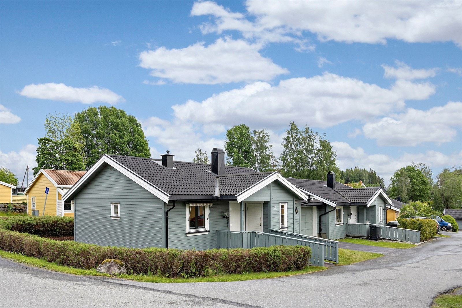 Boligen har en god intern beliggenhet på feltet, i enden med romslig uteplass Galleribilde