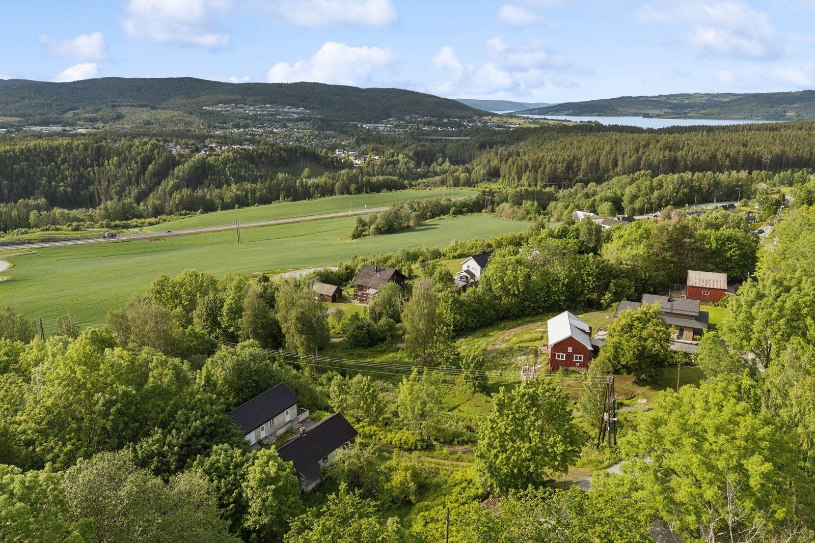 Eiendommen ligger landlig til med nydelig utsikt. Galleribilde