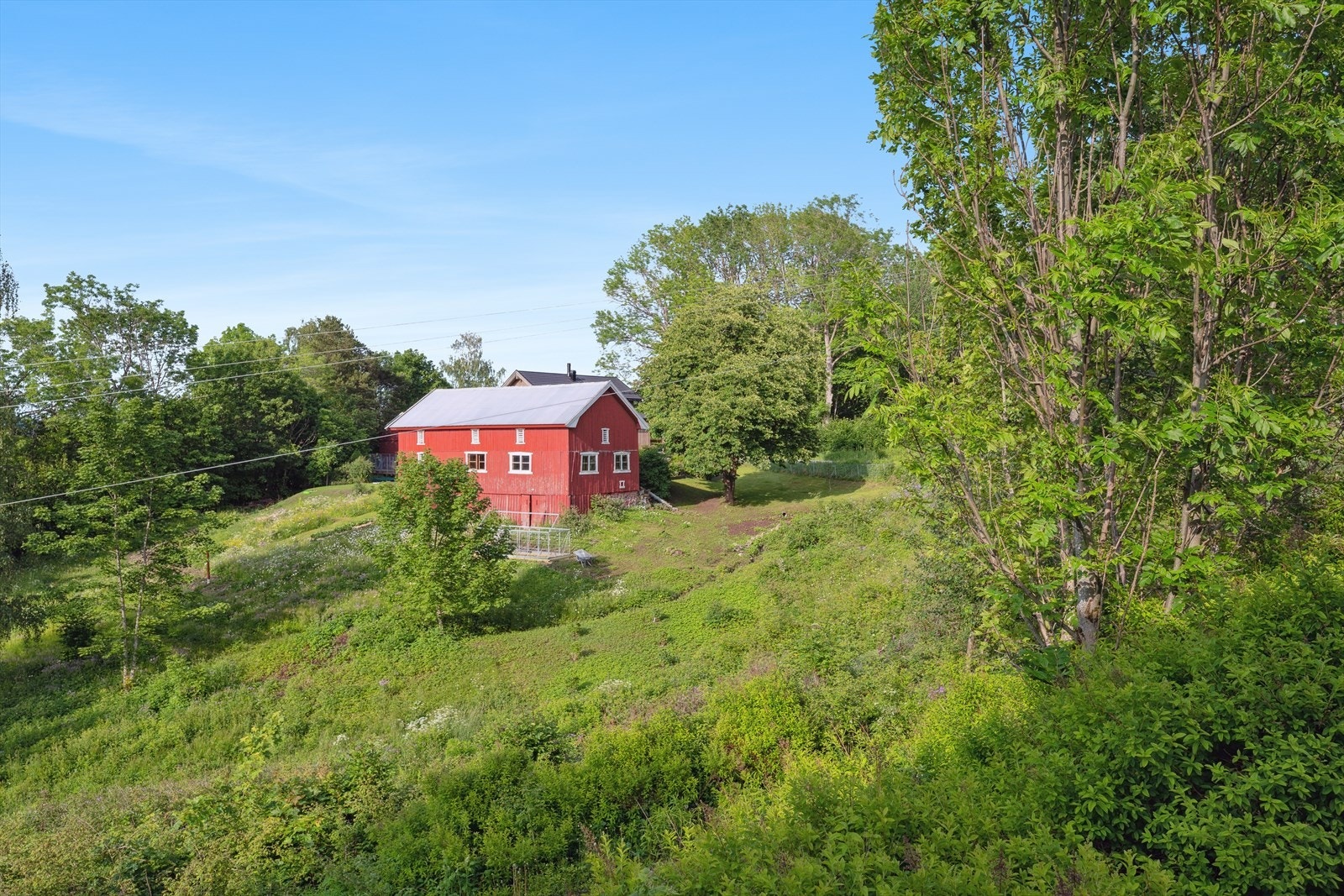 Romslig tomt (rød låve ligger på naboeiendom) Galleribilde