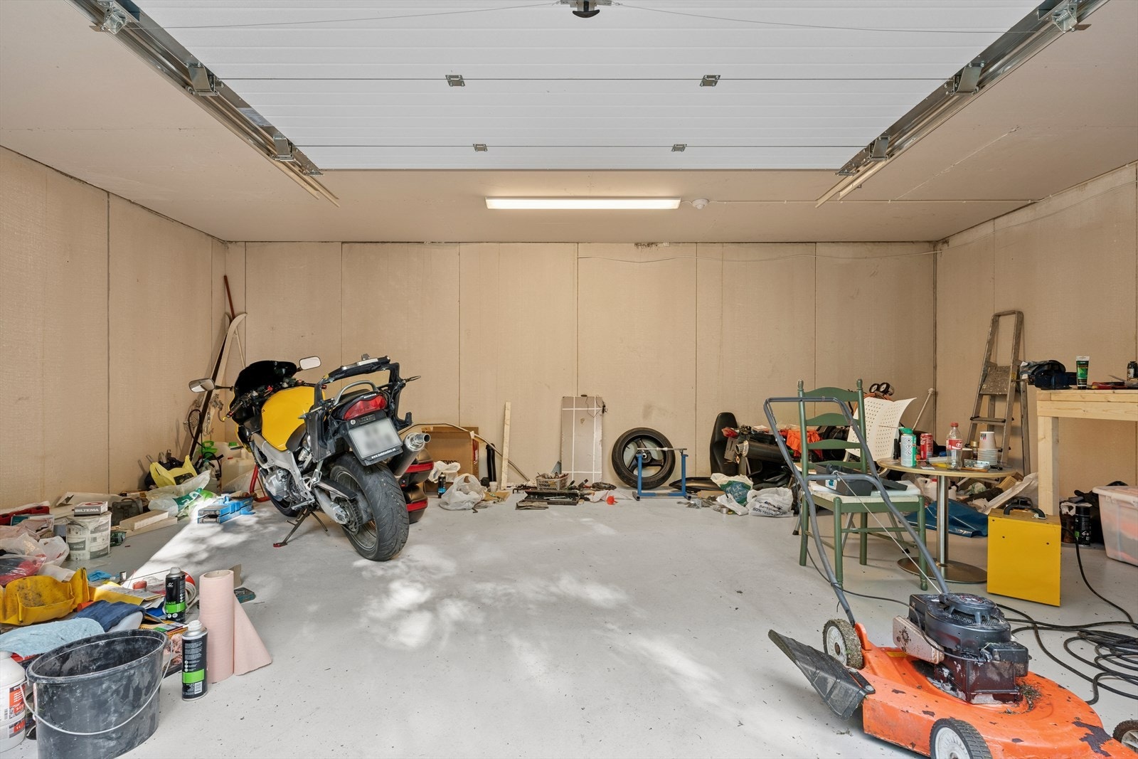 Garasjerom i sokkel uthuset Galleribilde