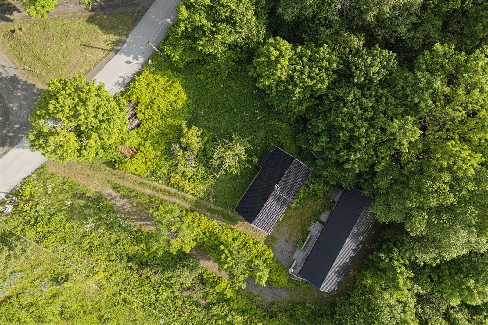Tomten samt de to byggene på eiendommen. Galleribilde