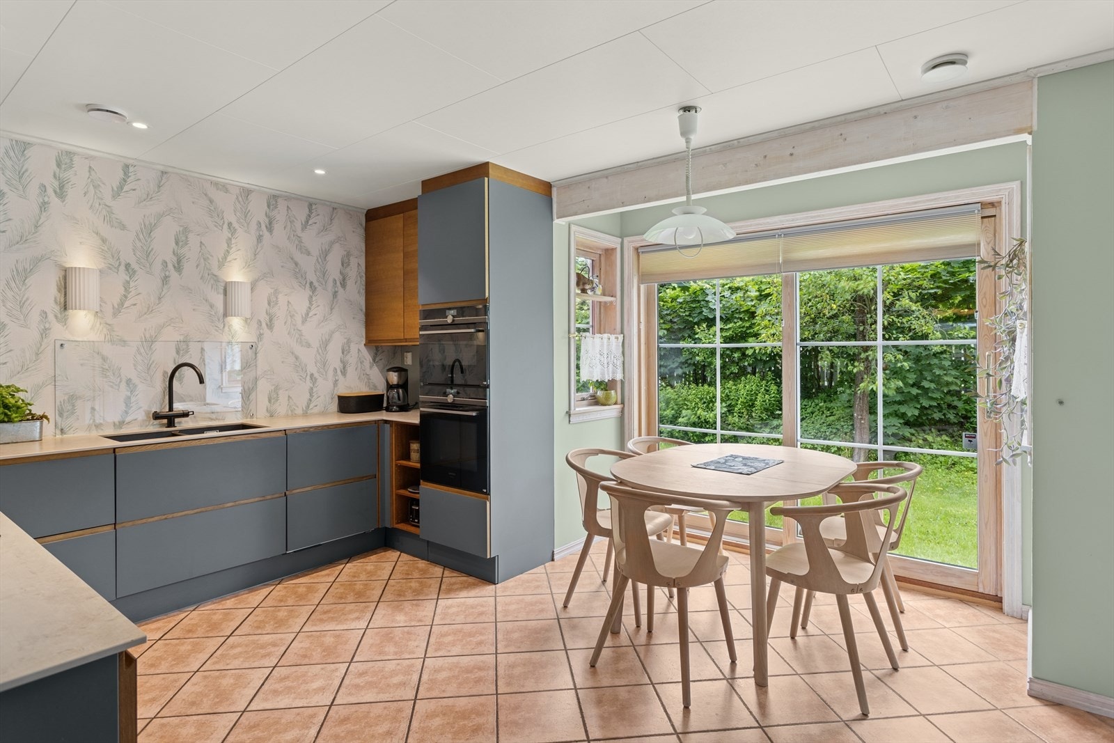 Kjøkkenet er separat fra stuen og har god plass til eget spisebord Galleribilde