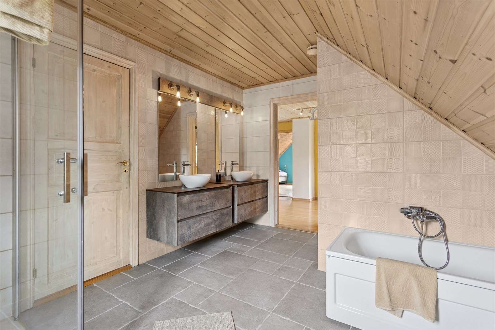 Romslig dusjsone og badekar. Galleribilde