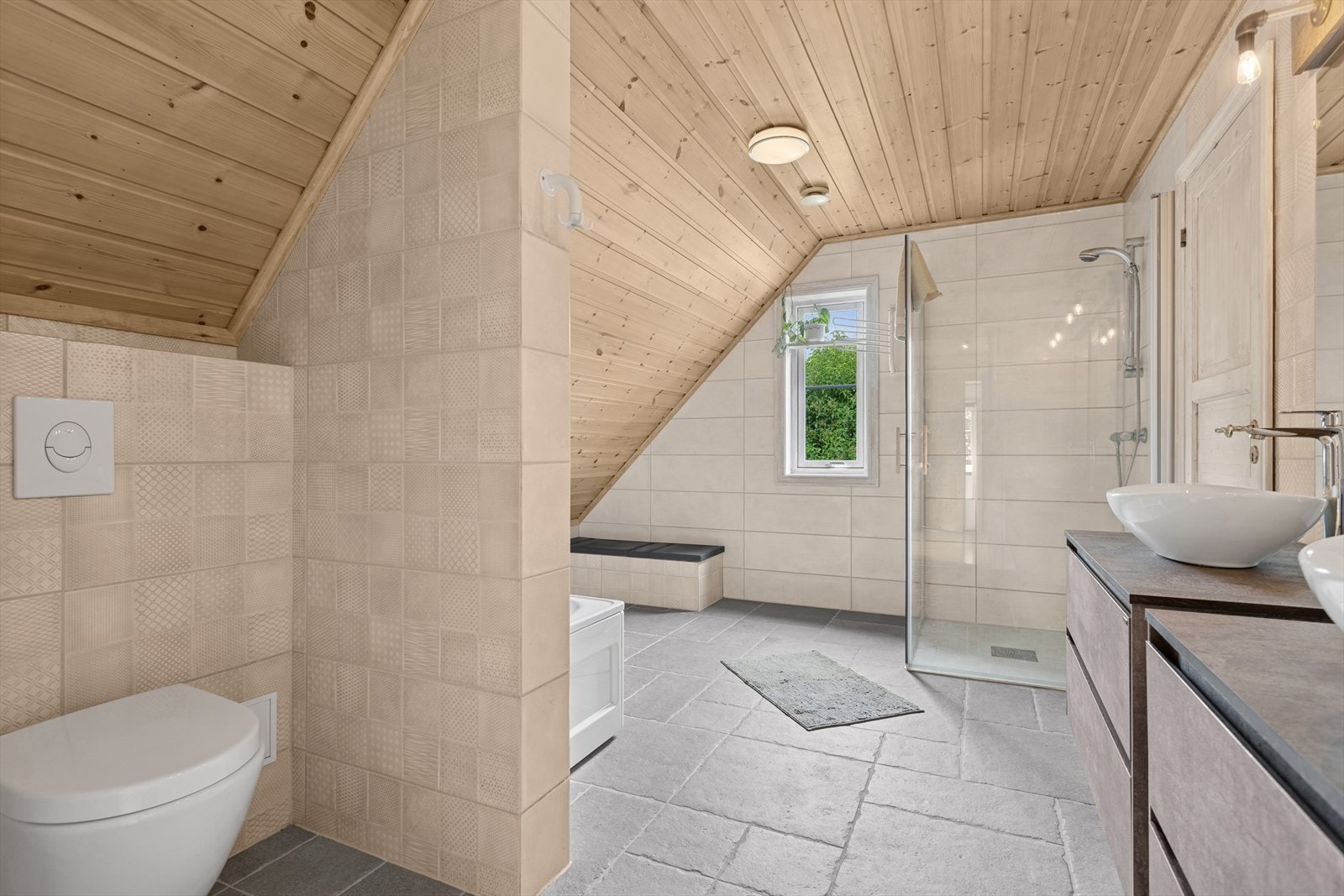 Lyst og pent baderom oppgradert med nytt lavtbyggende gulv, fliser, varmekabler og smøremembran på gulv og i dusjsonen, utført av M-tek i 2018. Samsvarserklæring foreligger. Galleribilde