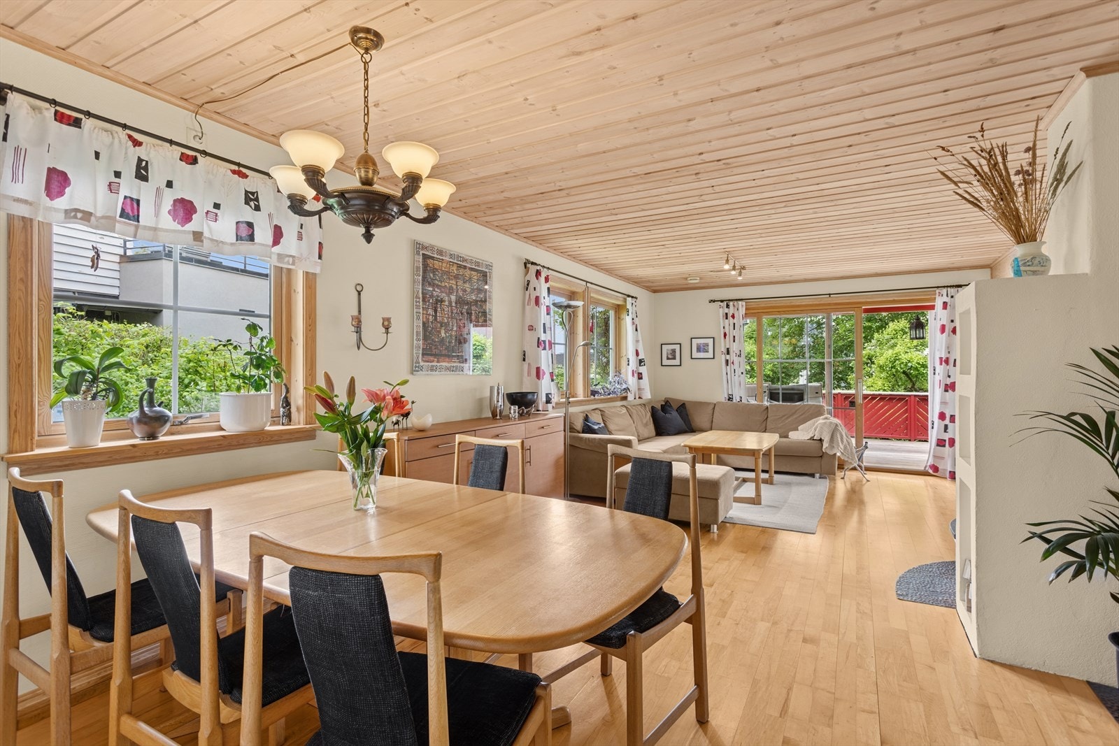 Velkommen inn til en svært romslig og lys stue, hvor du kan nyte avslappende kvelder med familie og venner. Galleribilde