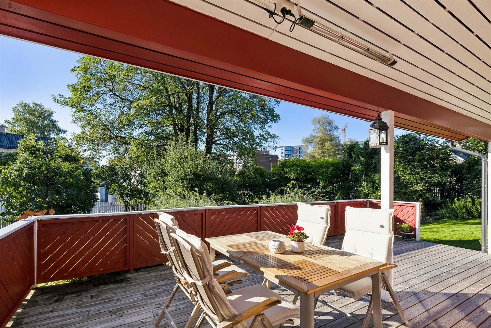Romslig terrasse på 32 kvm. God plass til sofagruppe og spisebord. Galleribilde