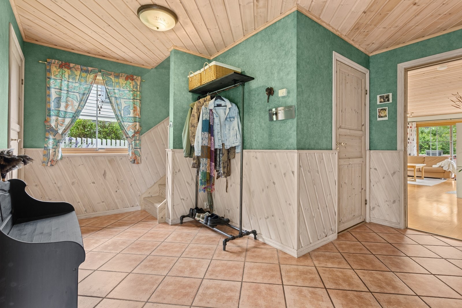 Romslig gang med gode oppbevaringsmuligheter Galleribilde