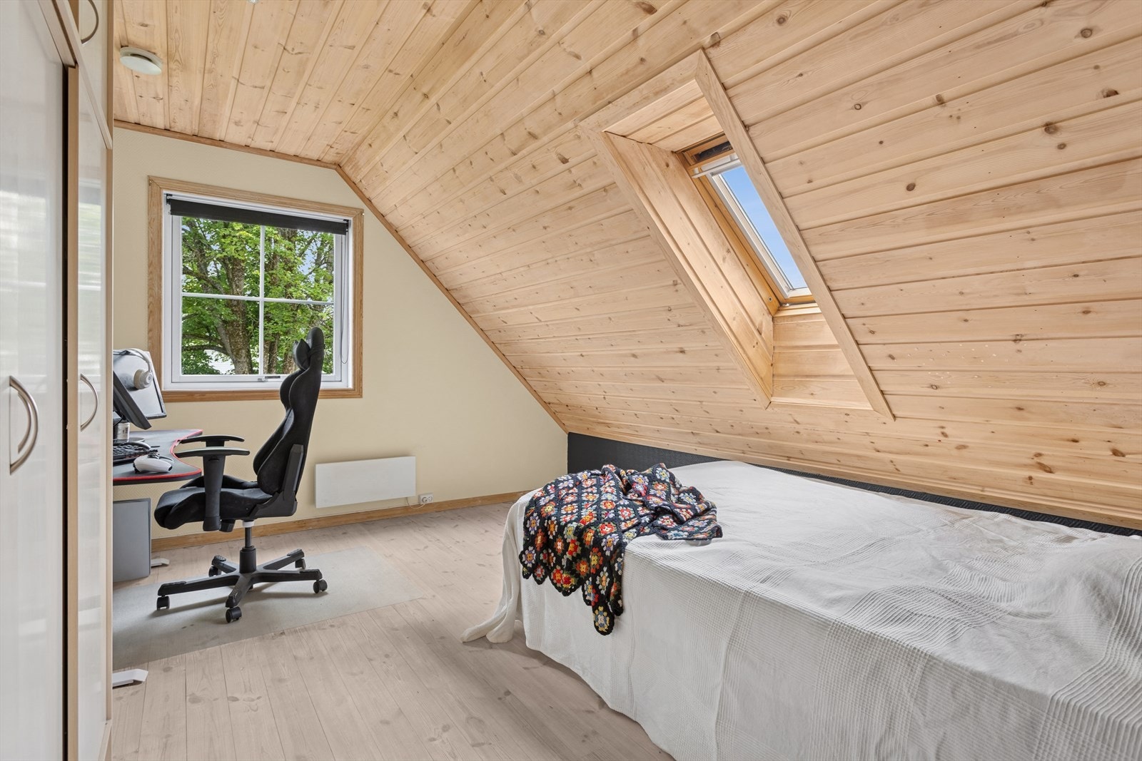 Soverom 4. Luftige og lyse rom med et frodig utsyn. Galleribilde