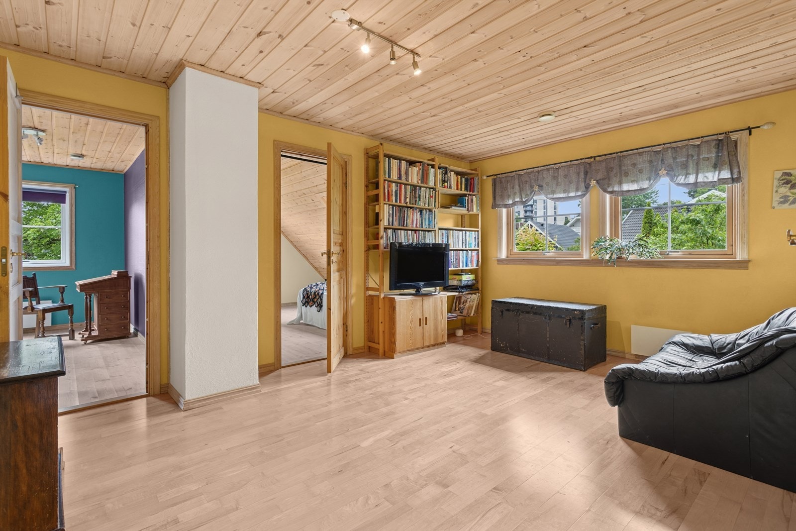 Stor tv-stue med plass til sofagruppe. Galleribilde