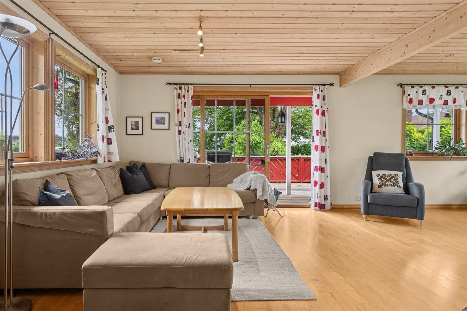 De store vinduene slipper inn rikelig med naturlig lys, og gir en varm og innbydende atmosfære. Galleribilde