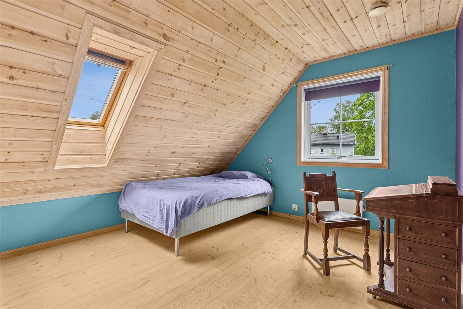 Soverom 3. Alle rom er av god størrelse med plass til dobbeltseng, kontorpult og garderobe. Galleribilde