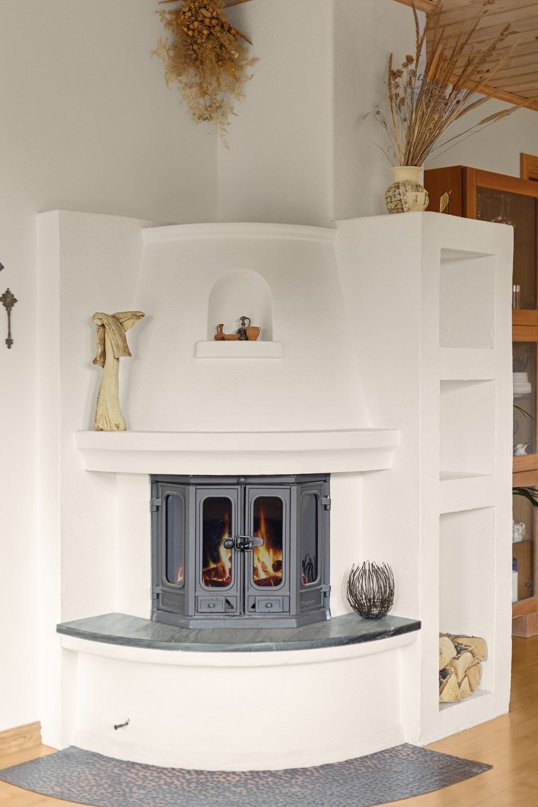 Vakker peis som bidrar til kos og hygge. Pipe og ildsted ble kontrollert og godkjent i 2015. Galleribilde