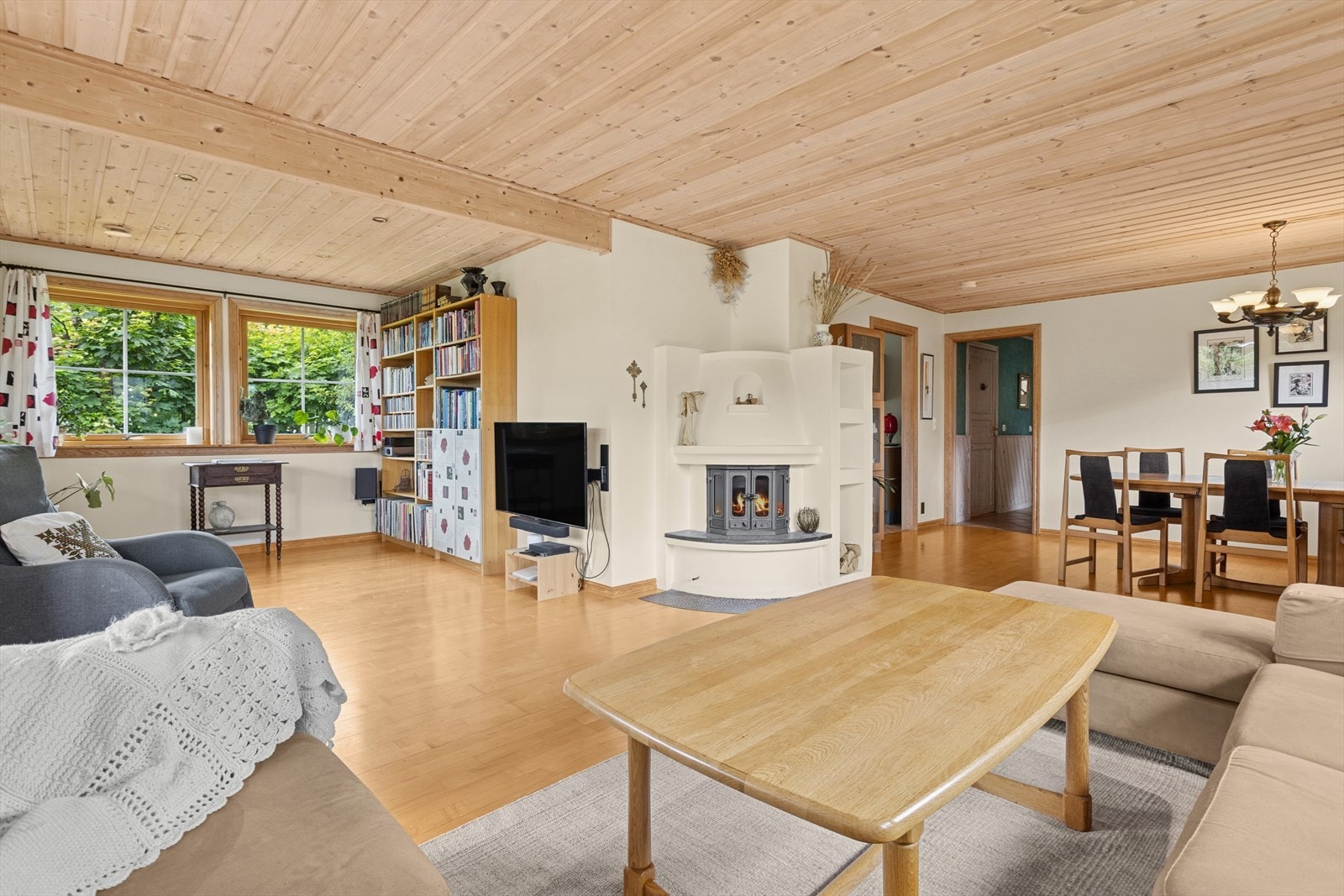 Stuen deles naturlig inn i flere soner og gir rom for spisestue, tv-stue og annet ønsket møblement. Galleribilde