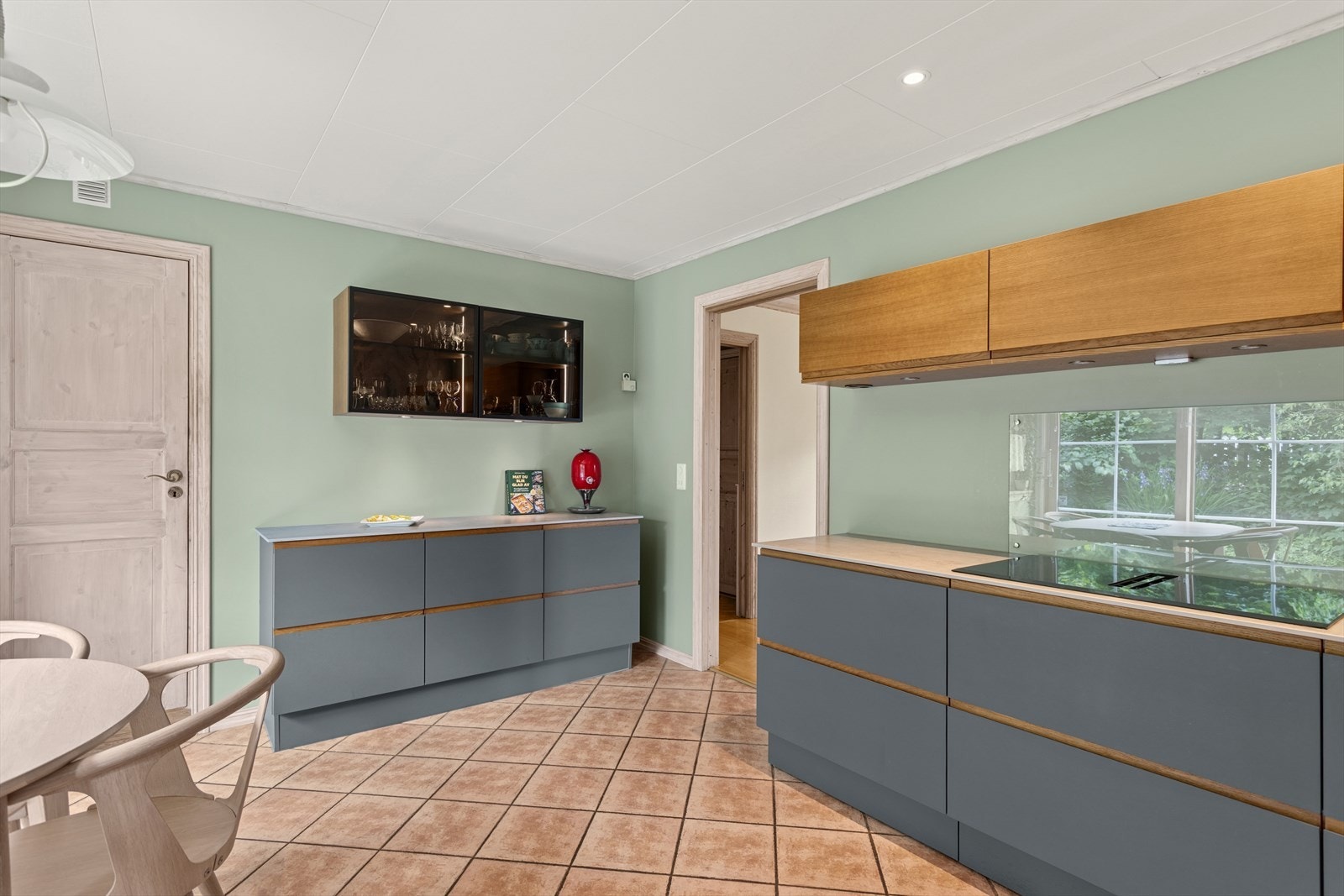 Her får du rikelig med oppbevaringsplass i både over- og underskap, samt store og praktiske arbeidsflater. Galleribilde