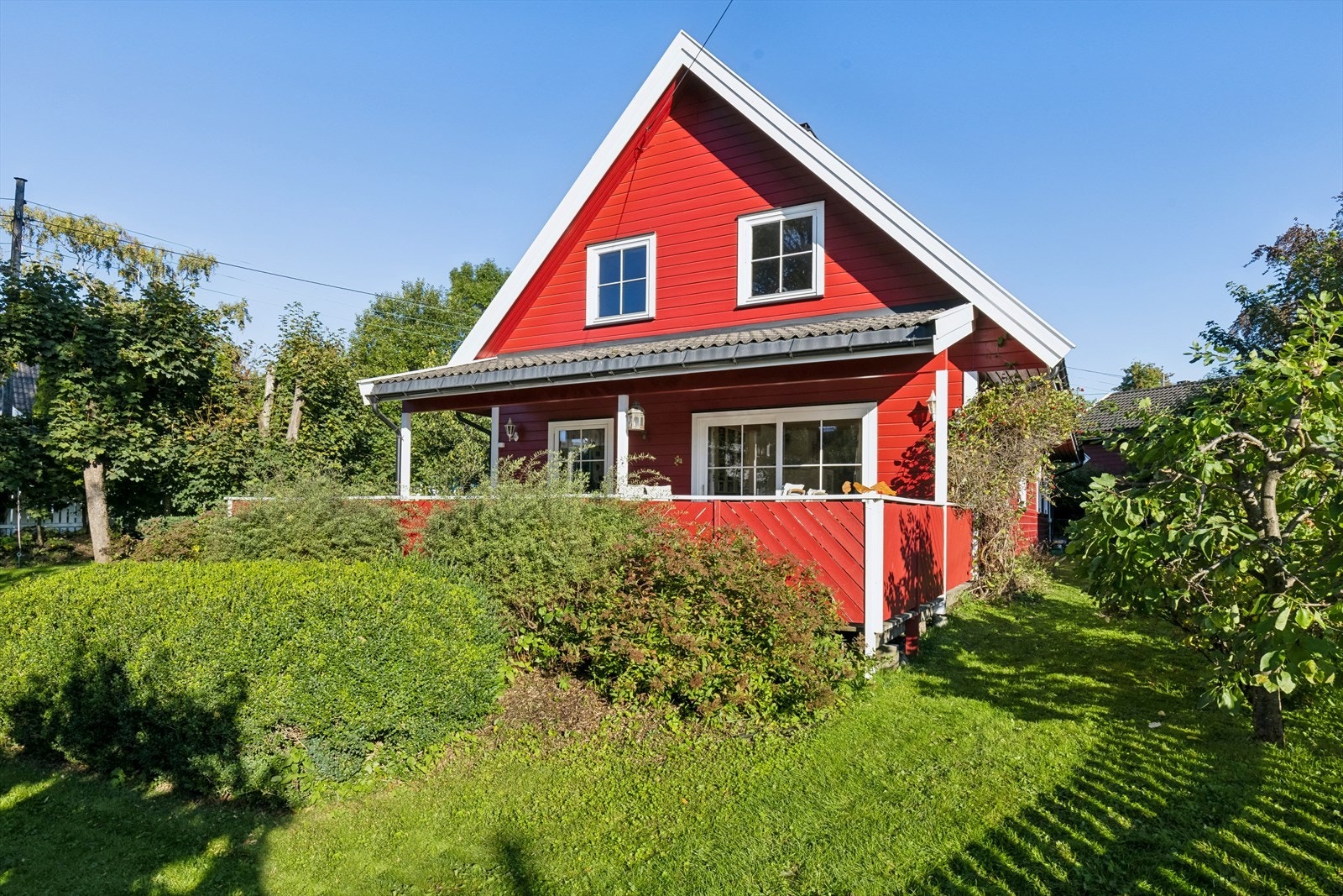 Hagen er opparbeidet med bær, frukt og forskjellige blomster. En svært god brukshage med mange muligheter Galleribilde