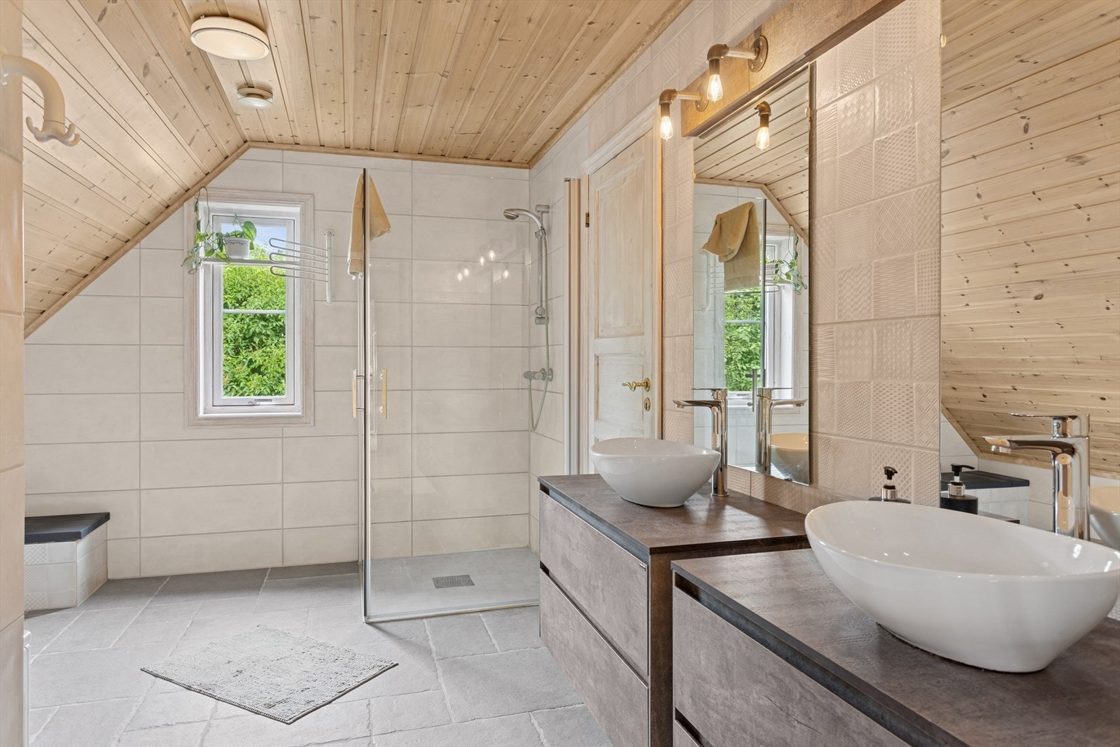 Godt med oppbevaring i servantskap og god lufting gjennom balansert ventilasjon og eget vindu. Galleribilde