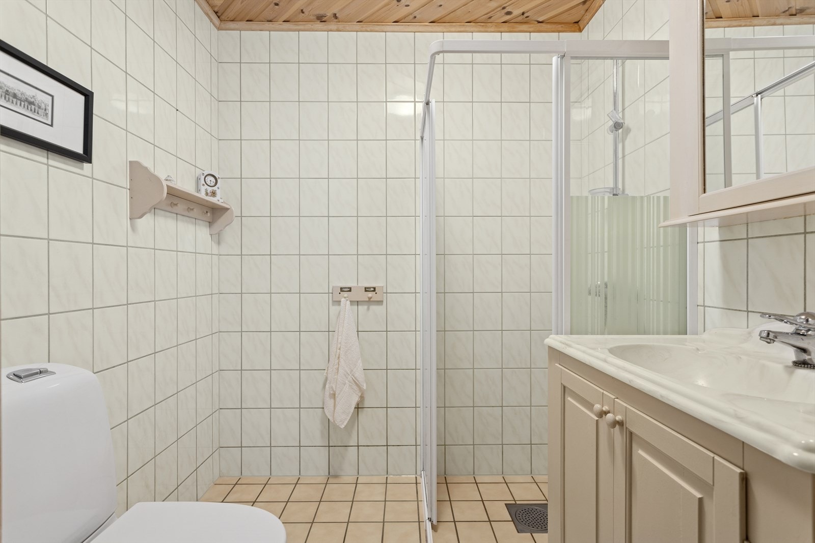 Baderom fra byggeåret(Ble bygget med livsløpsstandard). Funksjonelt og tidløst design som fungerer som tiltenkt. Galleribilde