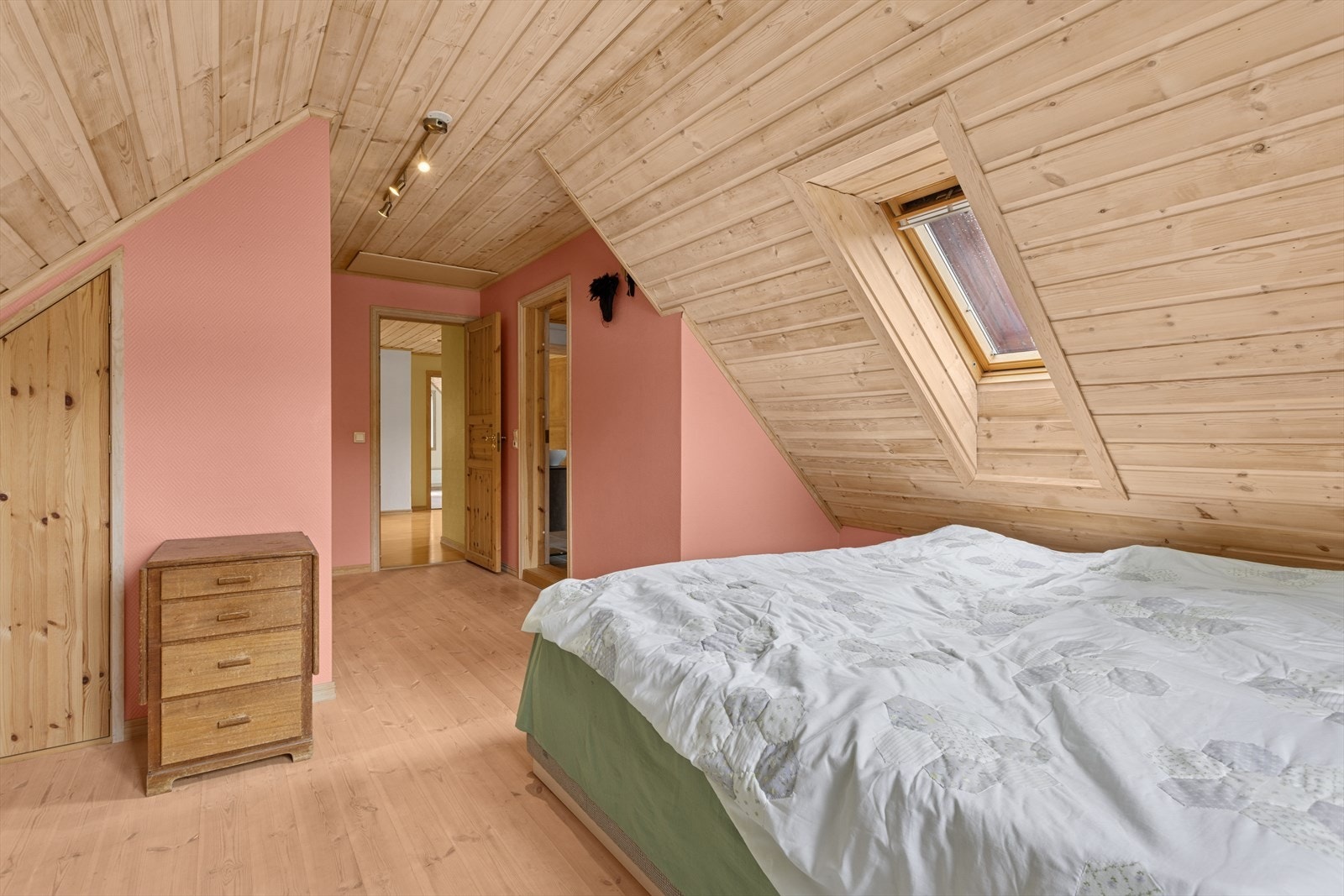 God plass til dobbeltseng og tilhørende soueromsmøblement. Galleribilde