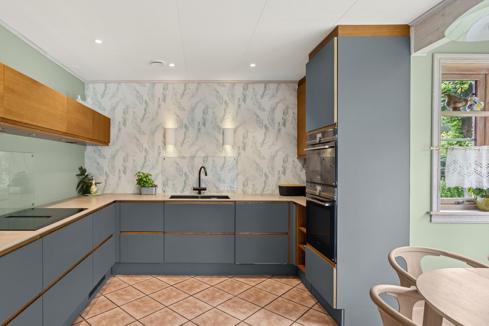 JKE kjøkkeninnredning fra desember 2020/ januar 2021, med glatte linoliums fronter, keramisk benkeplate med underlimt keramisk kum og ventilator
med kullfilter integrert i koketopp Galleribilde