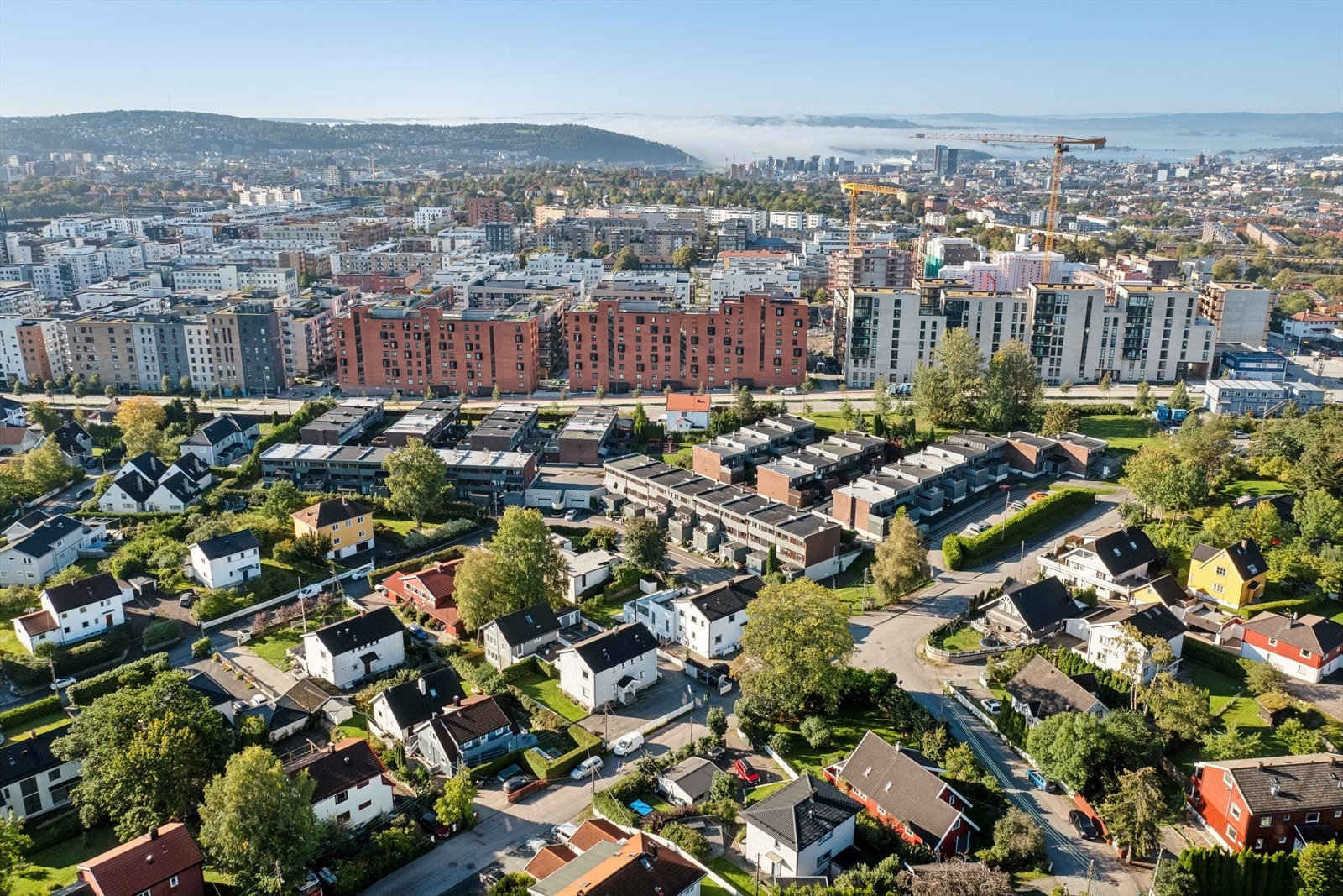 Refstad er et svært bynært boligområde hvor du kan rusle/sykle ned til sentrum. Samtidig ligger det svært tilbaketrukket fra støy og trafikk, og det er ingen gjennomgående veier(kun beboere/naboer som kjører her). Galleribilde