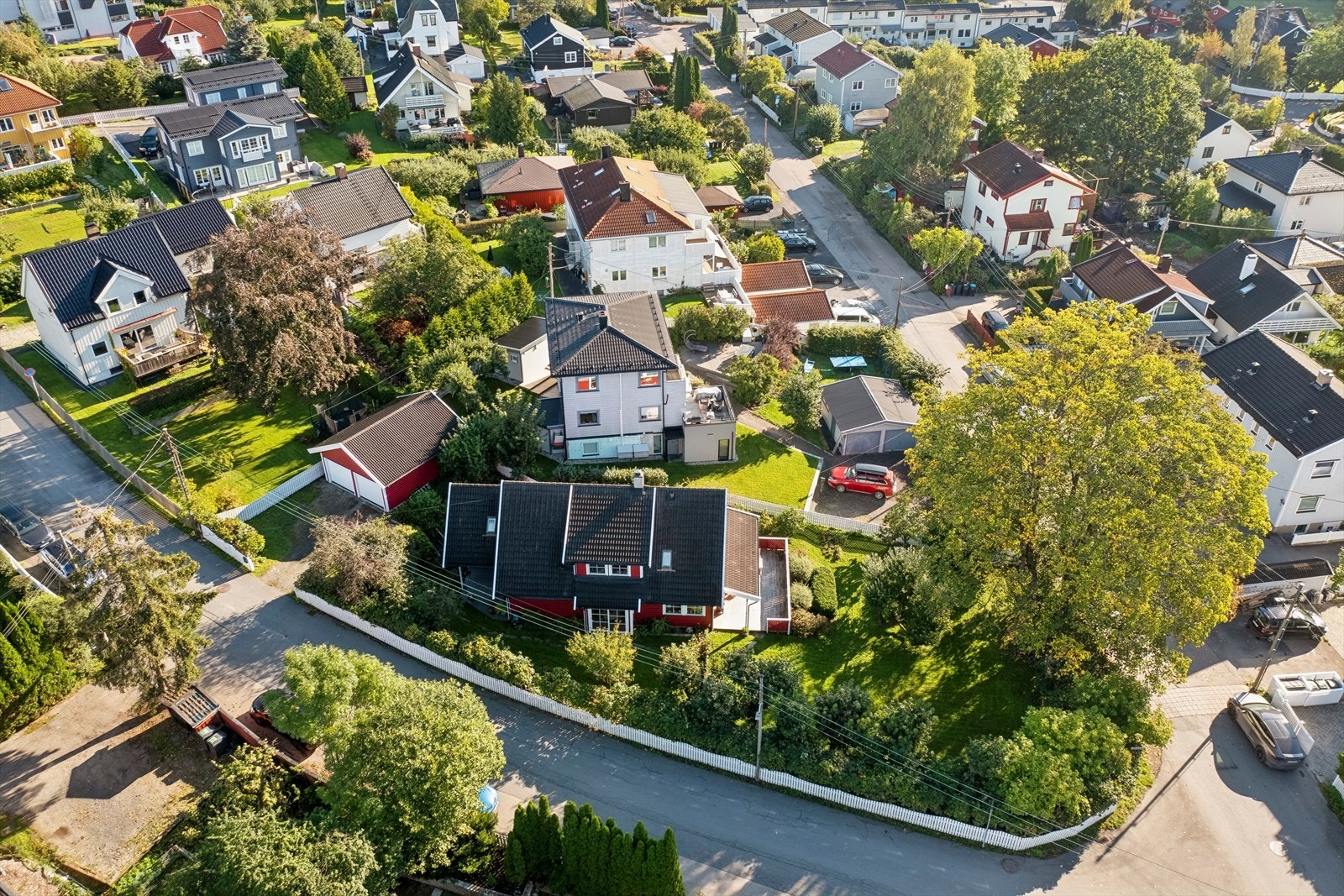 I løpet av sommerhalvåret er tomten svært privat, og du opplever en følelse av ro og velvære i hagen. Galleribilde