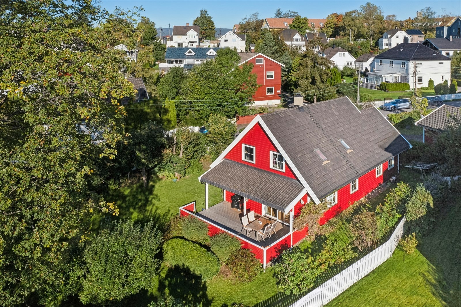 Flere bilder av tomten og nærområdet. Galleribilde