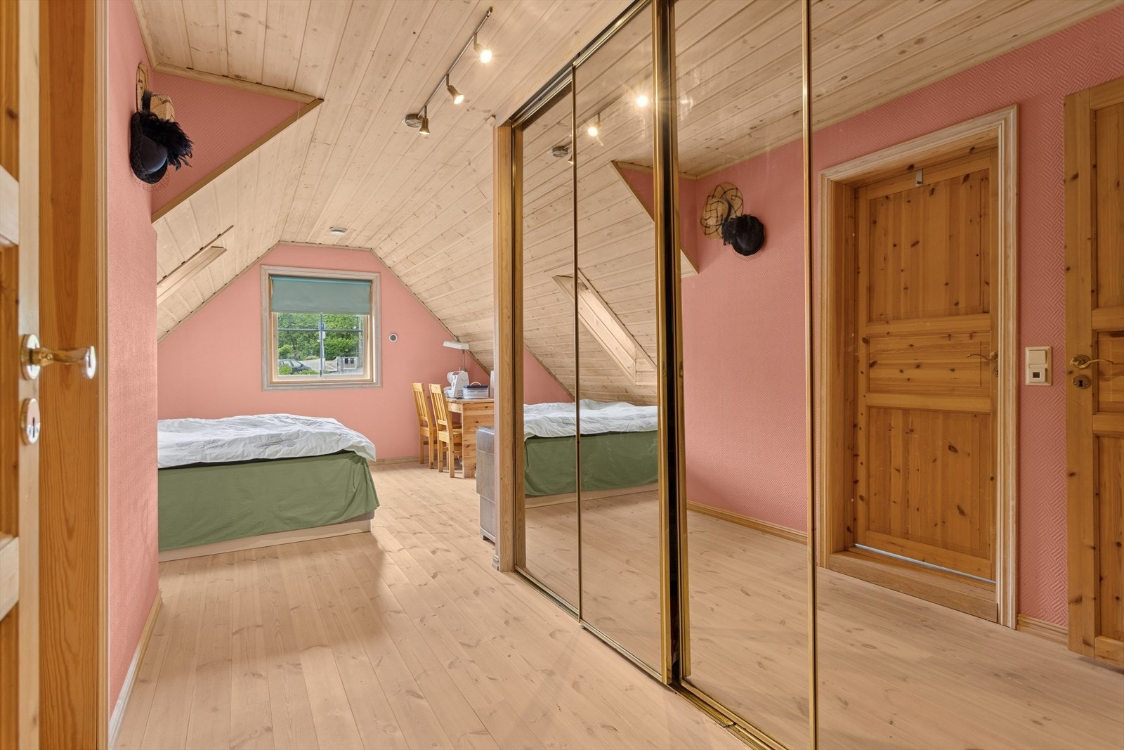 Hovedsoverom med svært romslig garderobe/walk-in closet og dirkete adkomst til bad. Her du virkelig følelsen av et master bedroom . Galleribilde