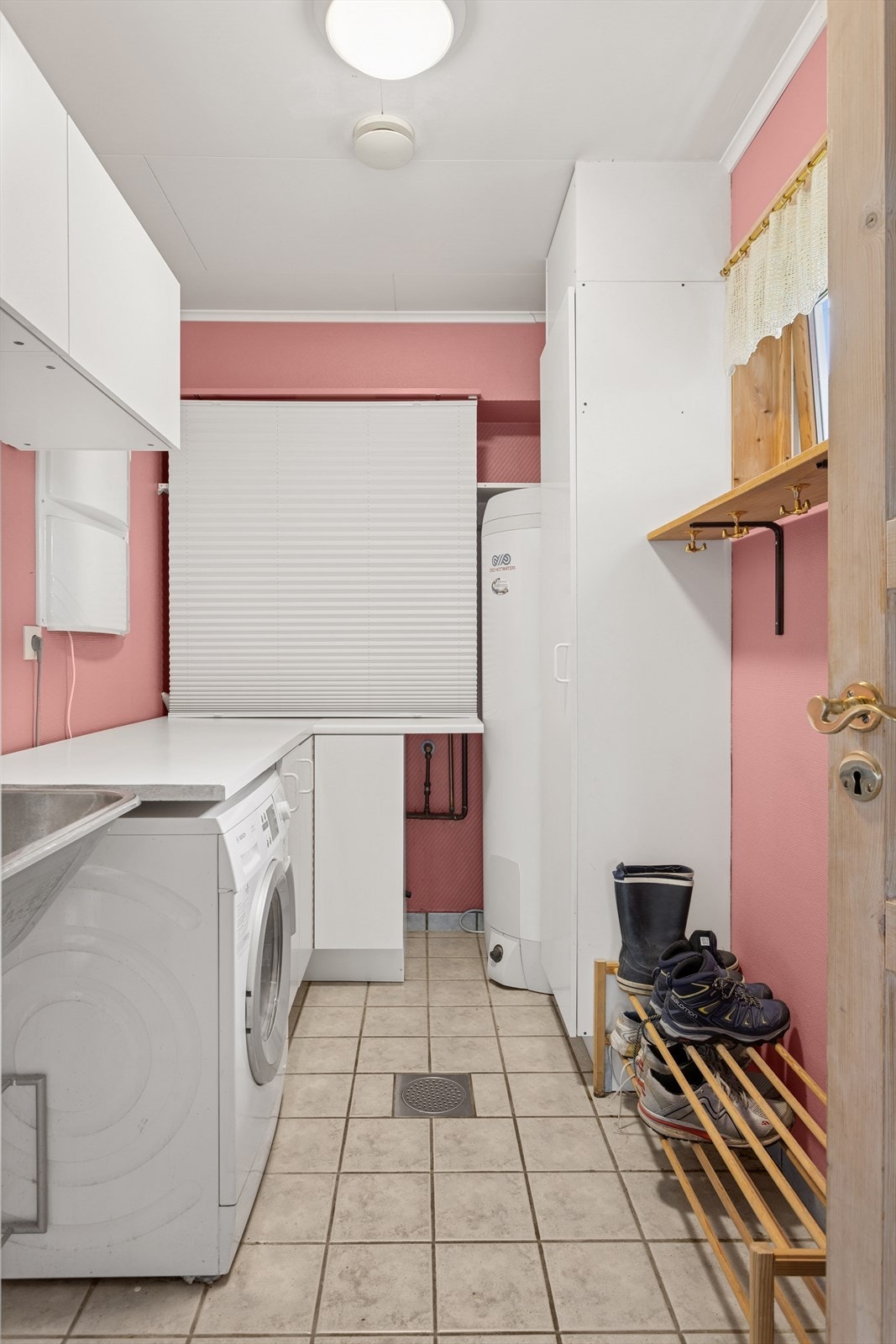 Vaskerom/bod, direkte adkomst fra entreen. Varmvannsbreder fra 2020. Galleribilde