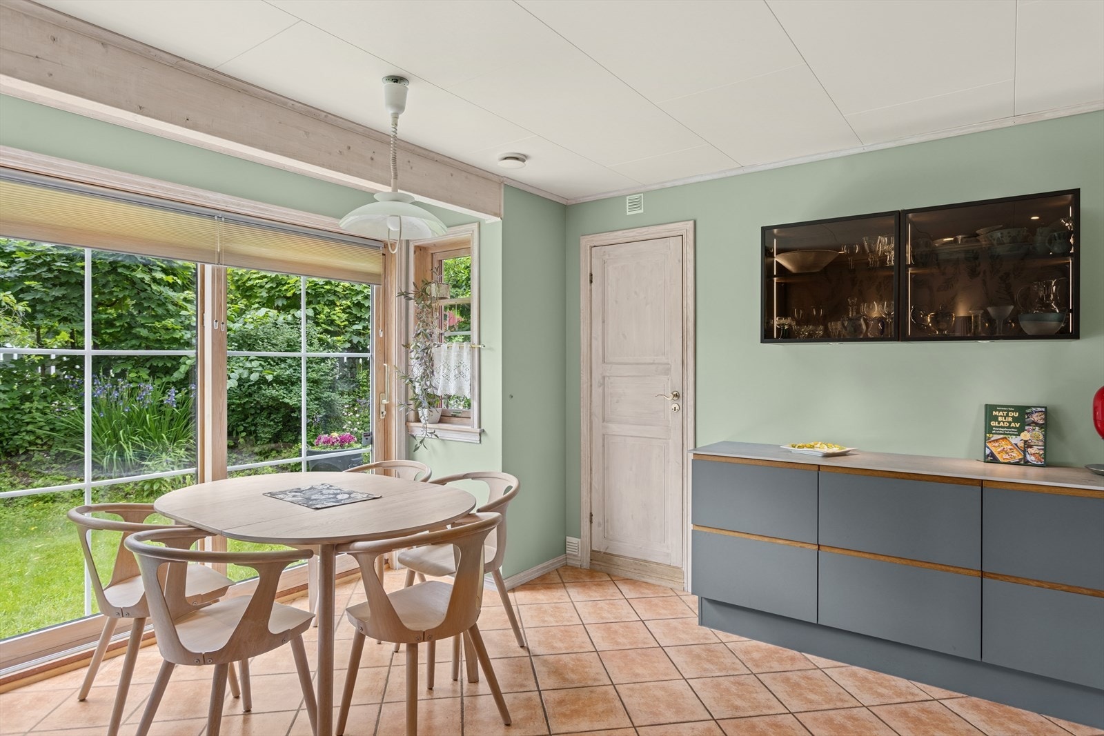 Spiseplass med vakkert utsyn mot hagen. Skyvedøren gir muligheten til å åpne opp og forlenger kjøkkenets romfølelse. Galleribilde