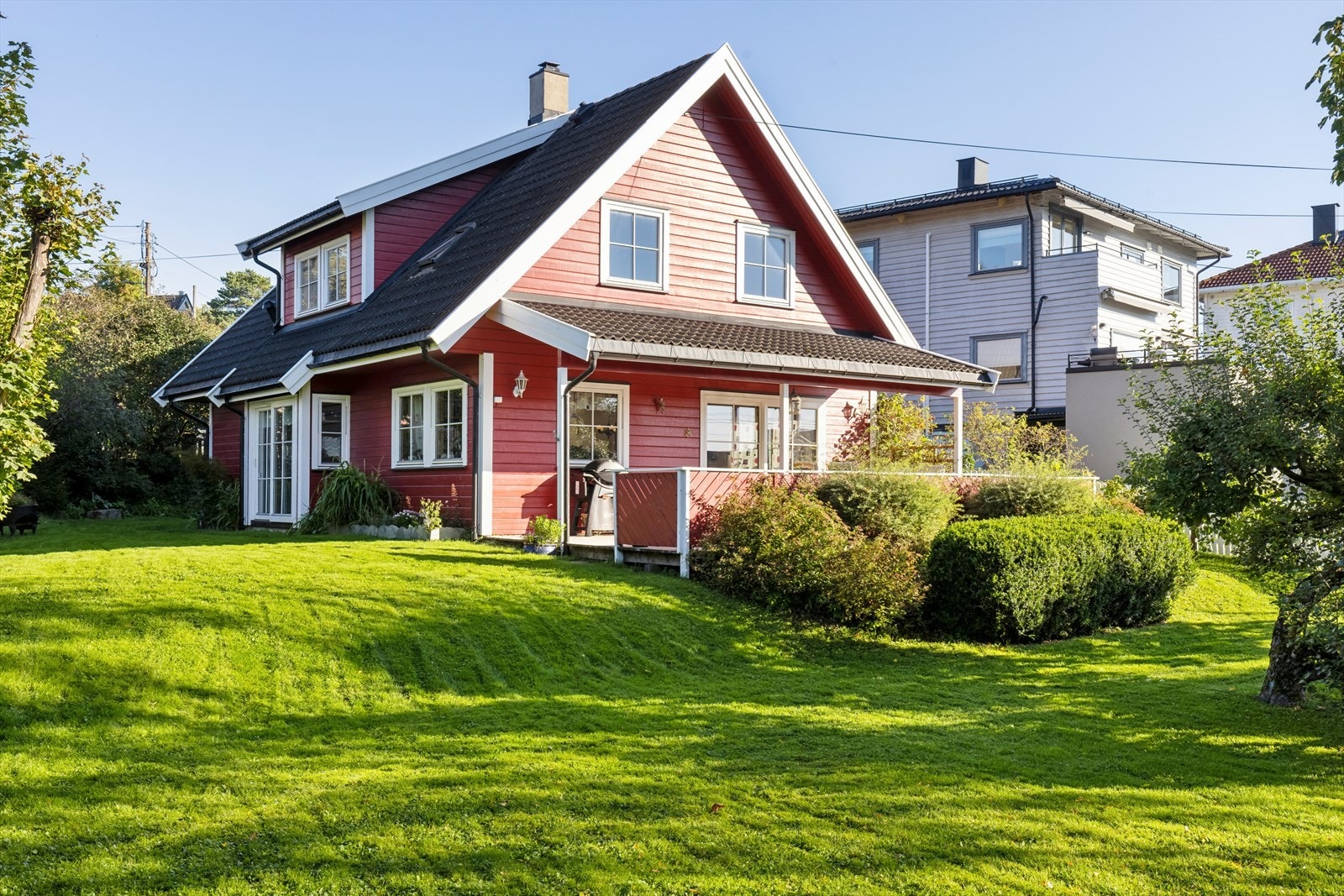 Enkelt adkomst ut til hagen hvor barna kan løpe fritt. Galleribilde