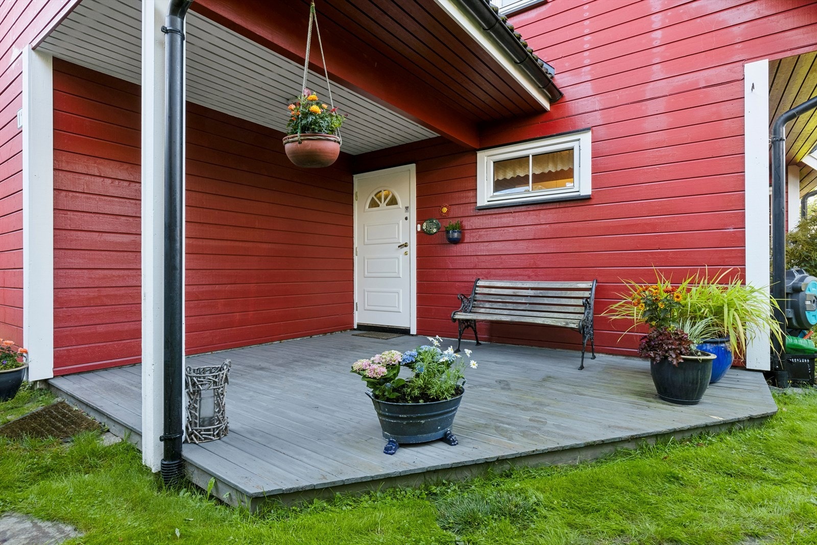 Overbygget inngangsparti. Perfekt for barnevogn og Oda levering. Velkommen til visning! Galleribilde