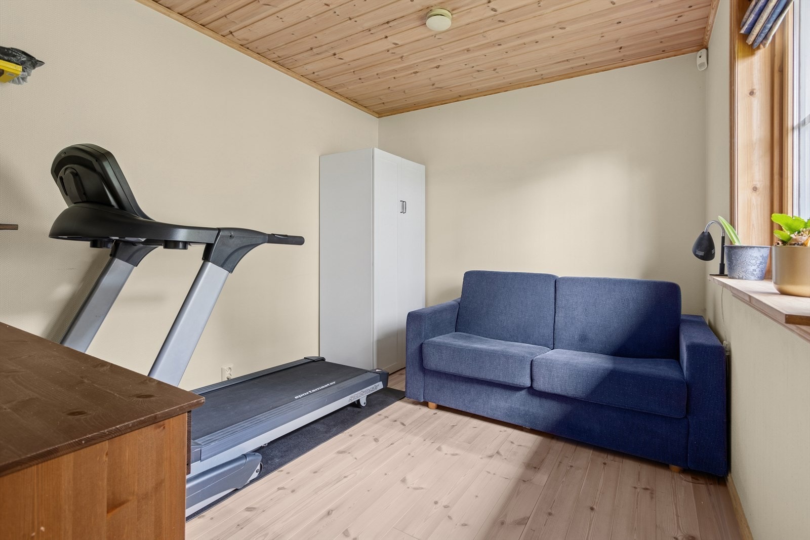 I tilknyttning entreen finner du boligens første soverom. I dag brukt som treningsrom og gjesterom. Galleribilde