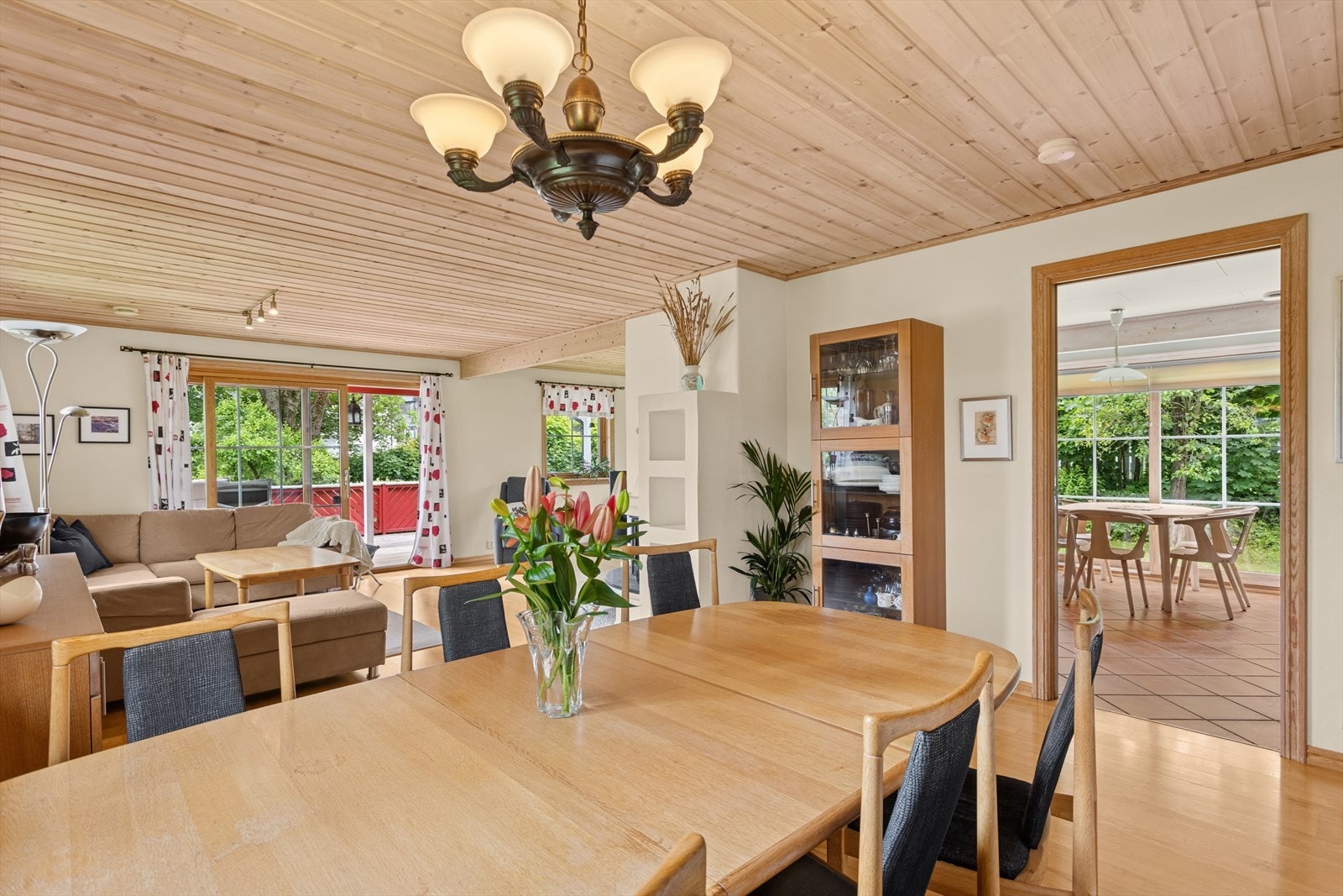 Nyt det grønne og frodige utsynet fra alle vinduer, helt skjermet fra innsyn. En perfekt oase for ro og privatliv. Galleribilde