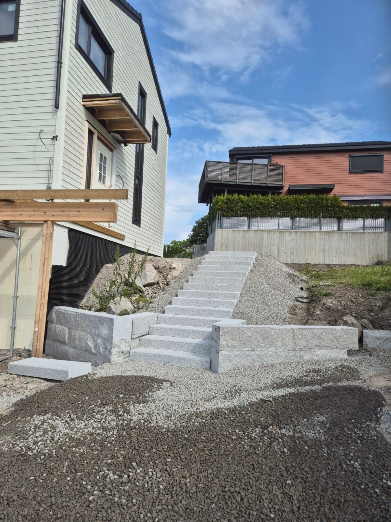 Granitt trapp til inngangsparti. Fremdrifts bilde av boligen pr. 19. juni 2025 Galleribilde