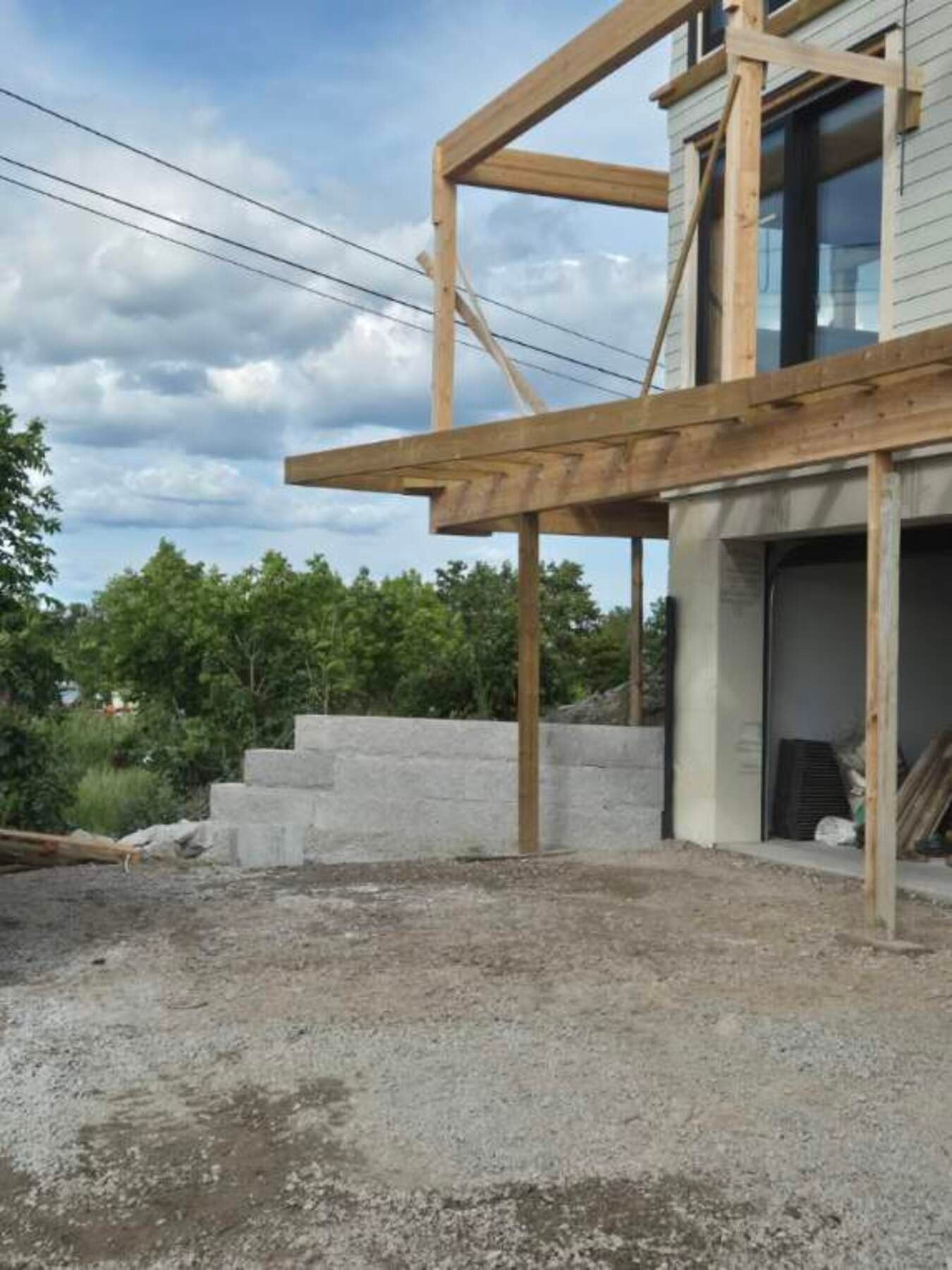 Granitt støttemur ved garasjen.
Fremdrifts bilde av boligen pr. 19. juni 2025 Galleribilde