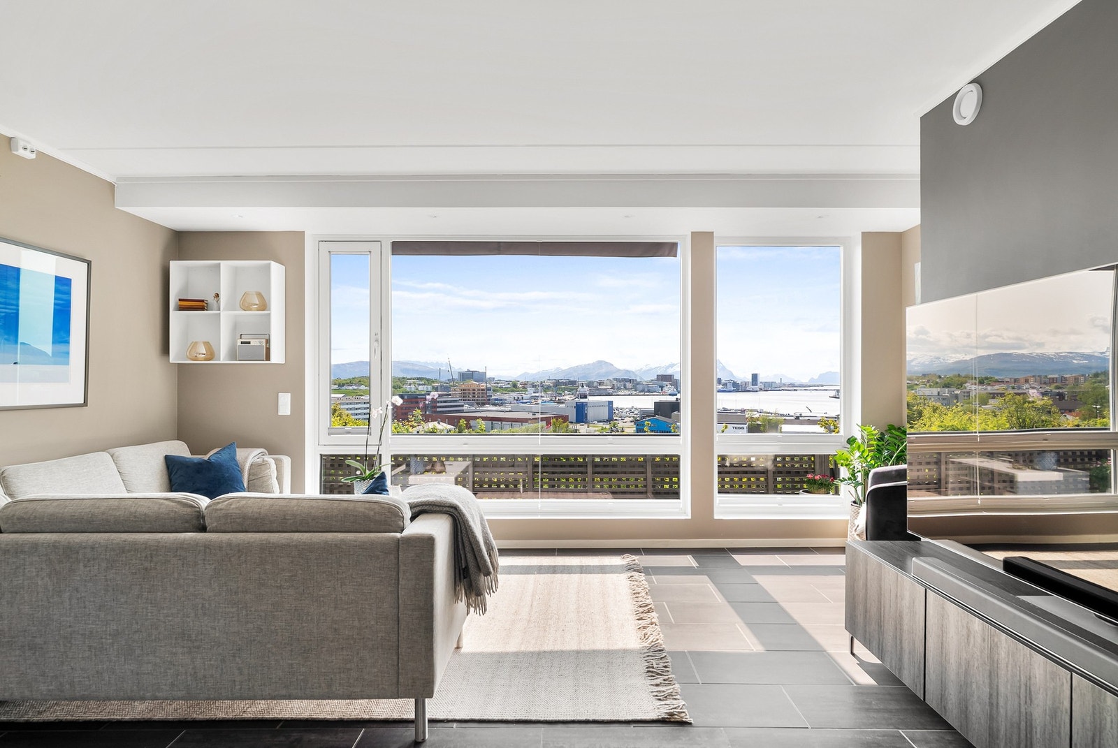 Leiligheten ligger pent til på "pynten" med nydelig utsikt mot sentrum av Bodø, samt innseilingen. Galleribilde