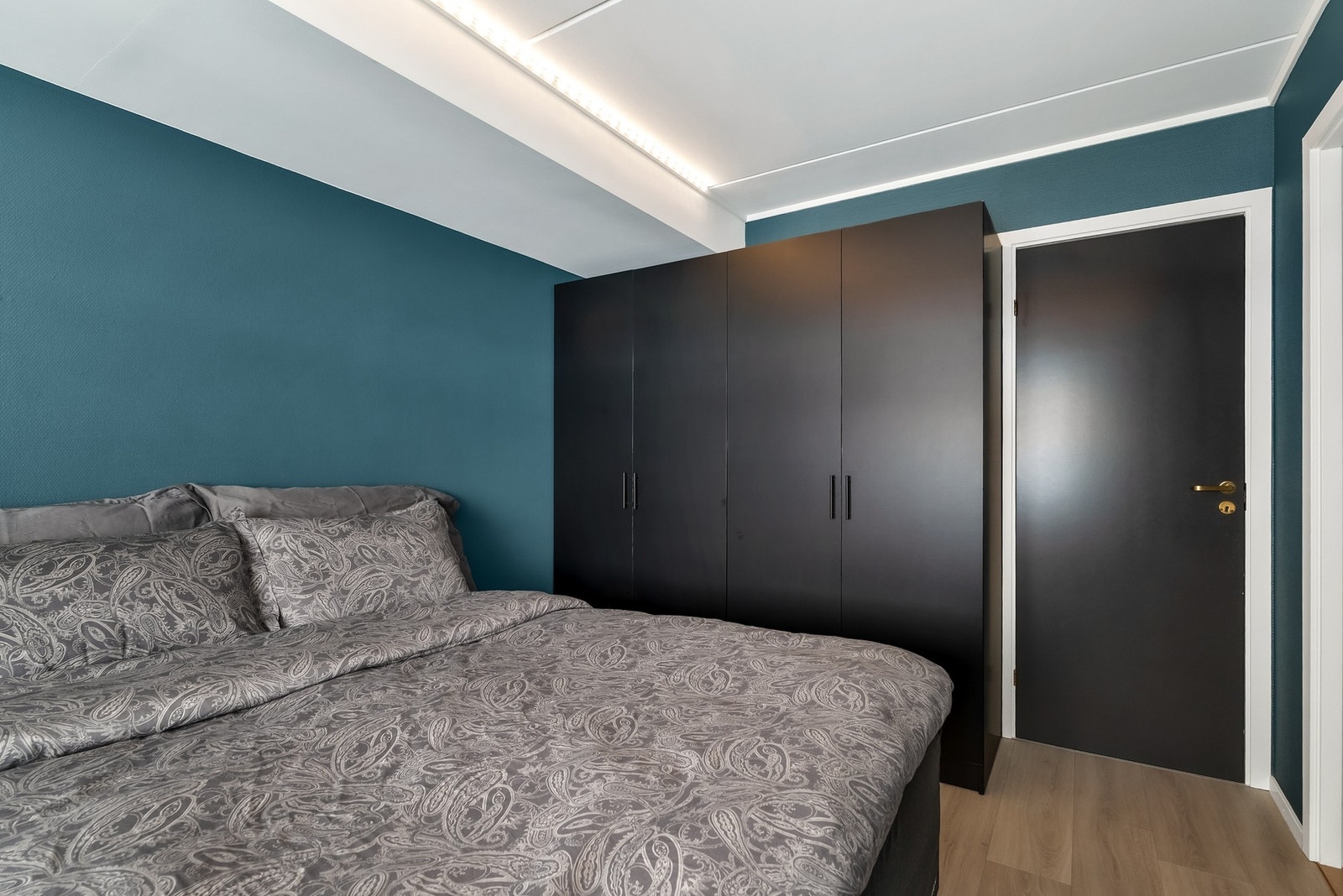 Hovedsoverom. Garderobeløsningen medfølger på handelen. I tilknytning til soverommet har du også en bod/walk-in-closet. Galleribilde