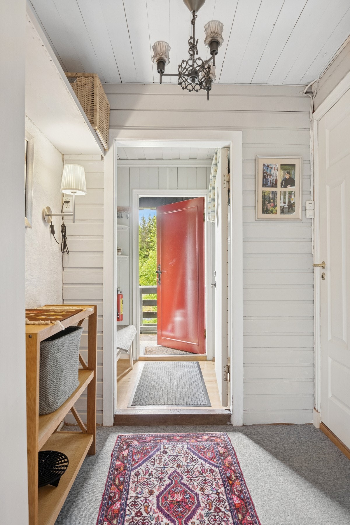 Hytta ønsker velkommen med en lysmalt entrè med plass til av og påkledning Galleribilde