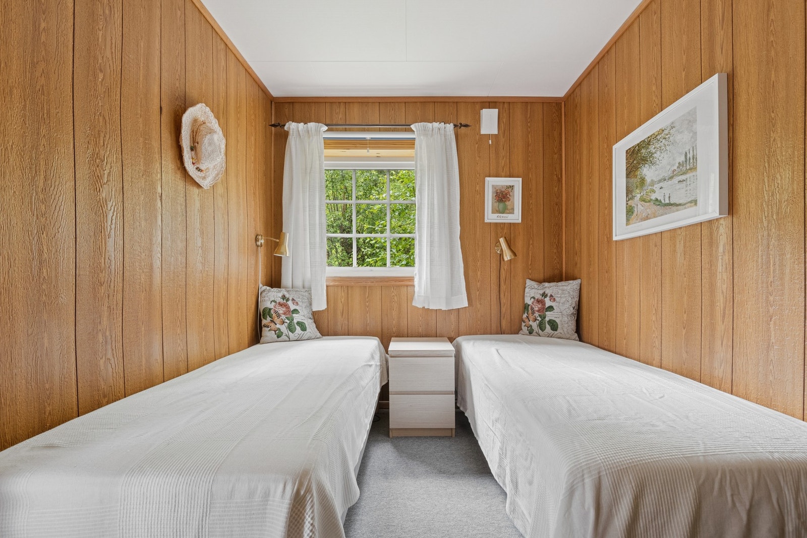 Hytta kan også by på to gode soverom med plass til senger og garderobeløsing. Galleribilde
