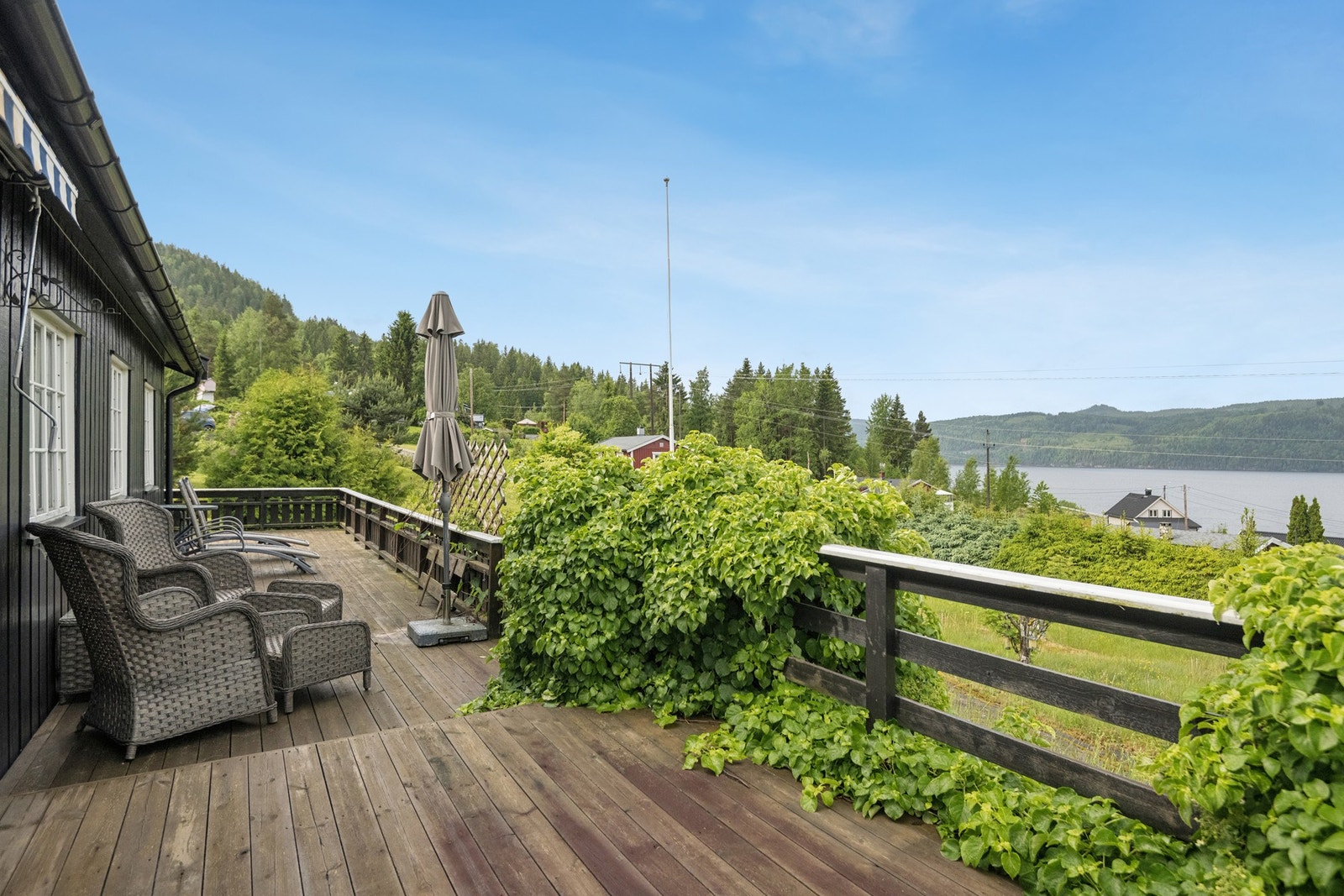 Nydelig utsikt over Mjøsa med gode solforhold. Galleribilde