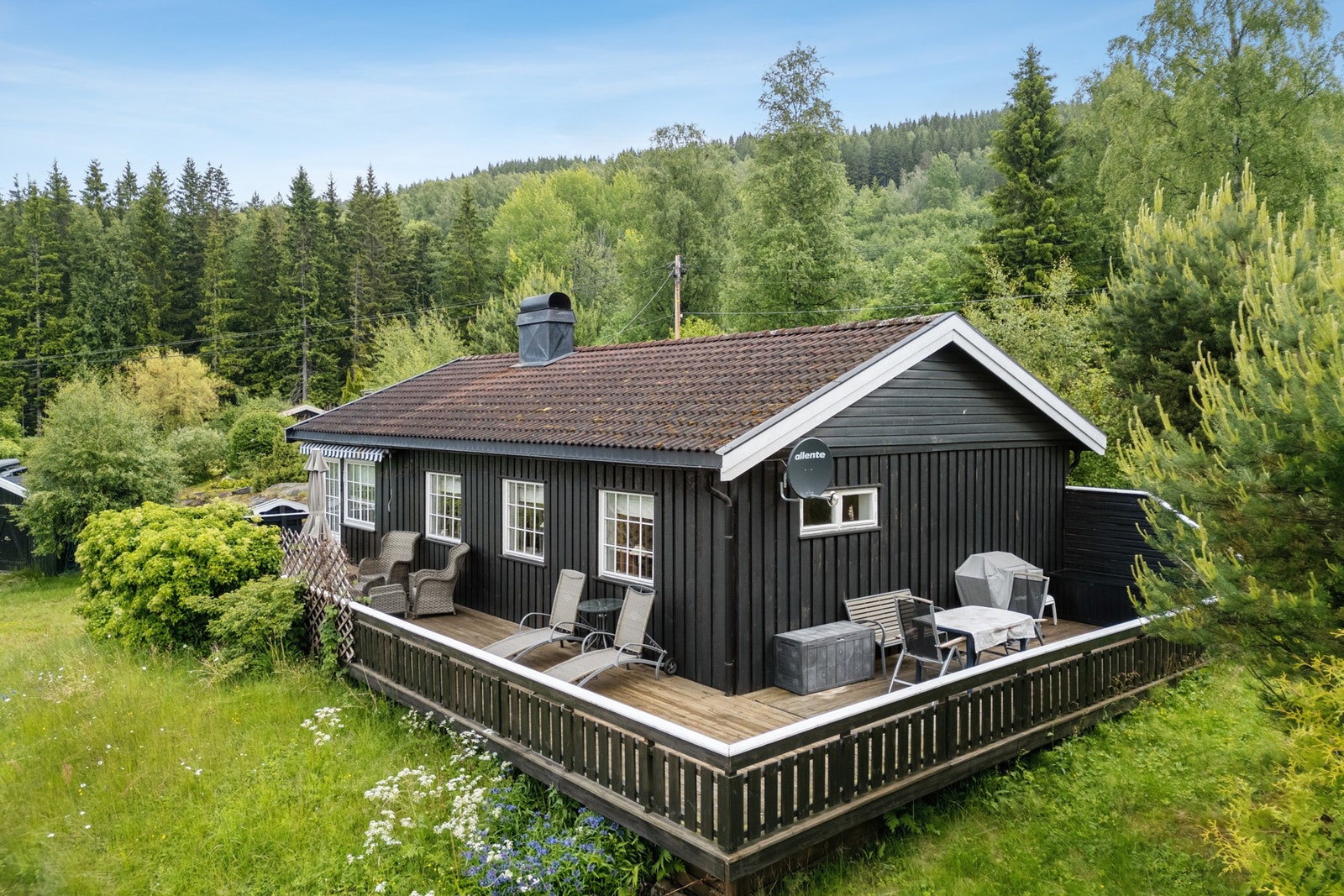 Herlig uteplass på stor terrasse. Galleribilde