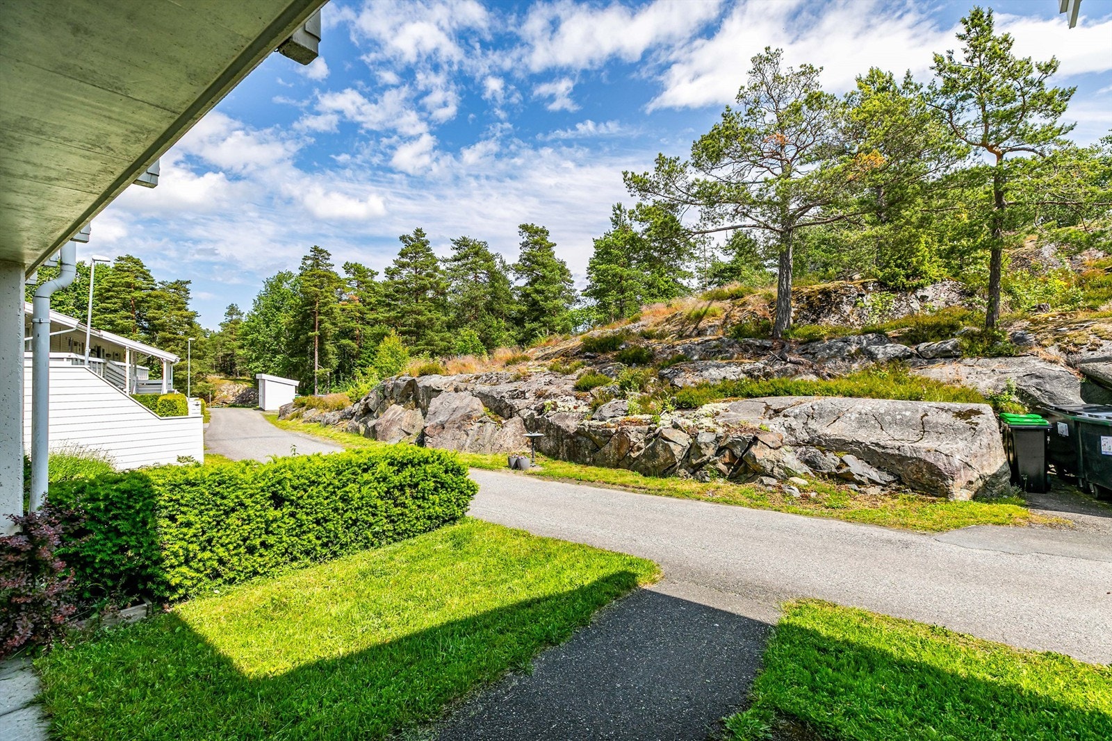 Med ubebygget natur rett utenfor døren oppleves leilighetens plassering som oppriktig tilbaketrukken. Galleribilde