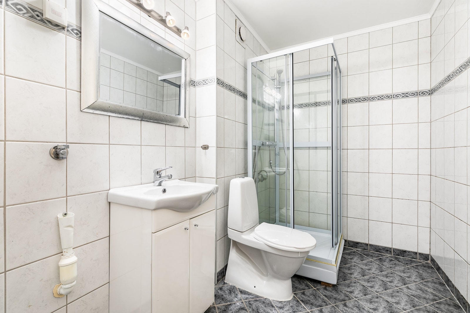 Badet er i senere år utstyrt med dusjkabinett som begrenser vannpåkjenning på gulvet og veggene. Galleribilde