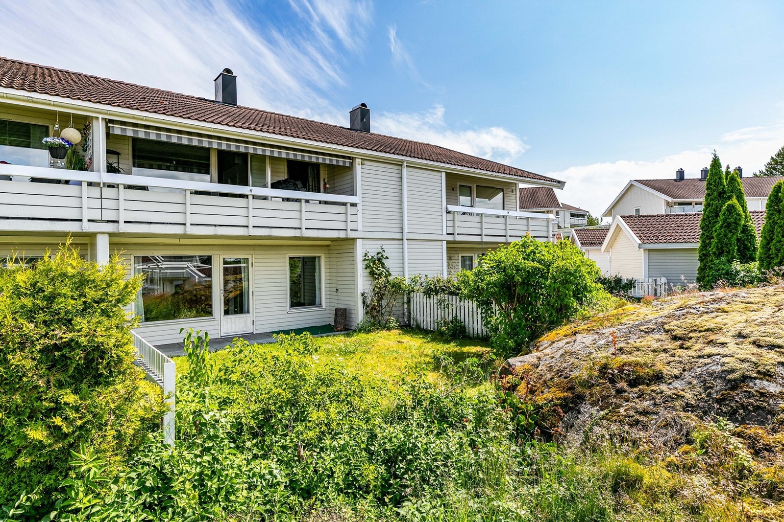 Denne leiligheten har en tilbaketrukken plassering i husrekken øverst i Abborveien. Galleribilde