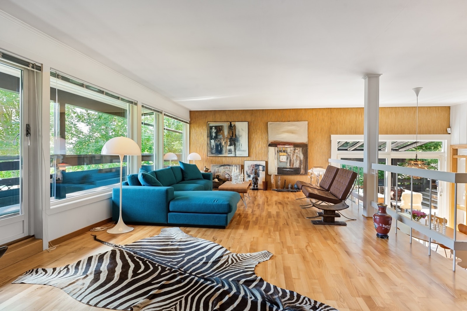 Romslig stue med store vinduer og mye naturlig lys. Galleribilde