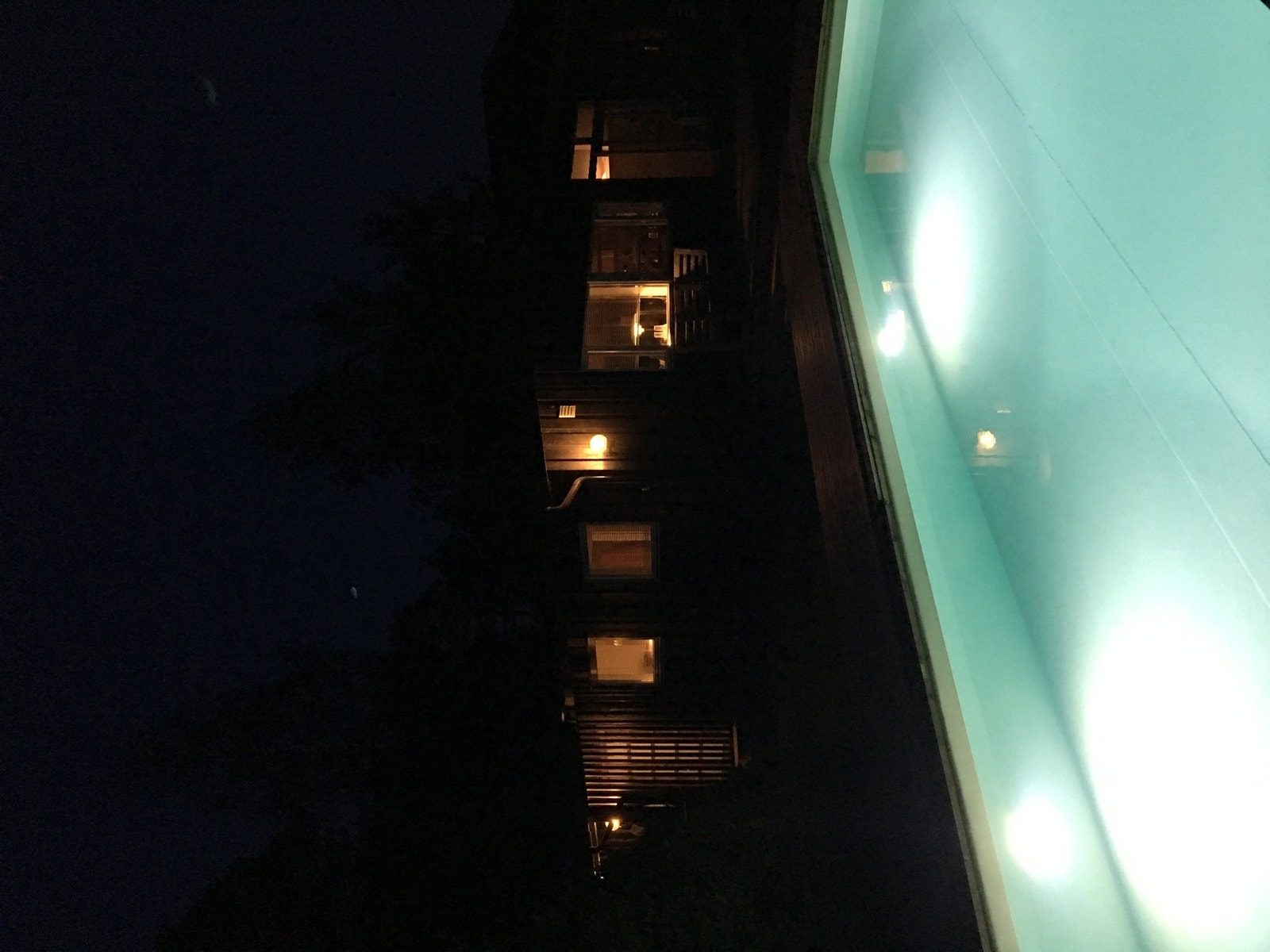 Opplyst svømmebasseng Galleribilde