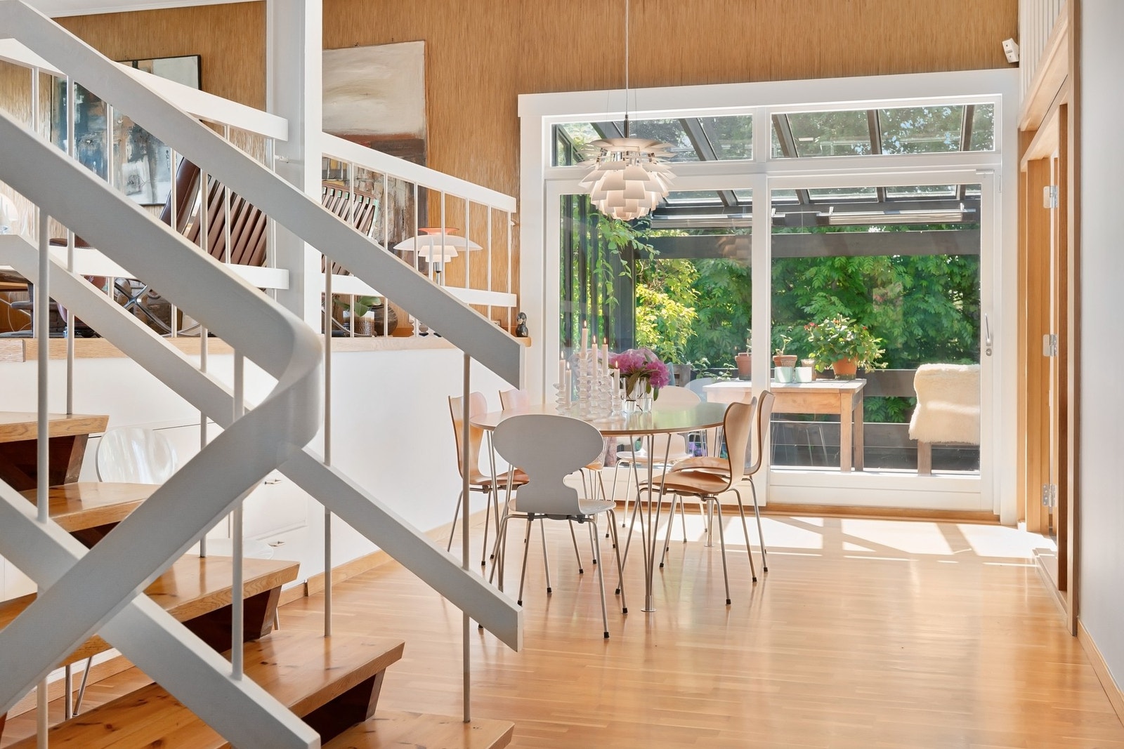 Lys og romslig spisestue med store vinduer og utgang til terrasse. Galleribilde