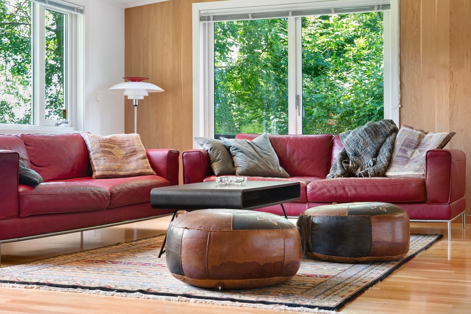 Stue med store vinduer, naturlig lysinnslipp og moderne møbler. Galleribilde