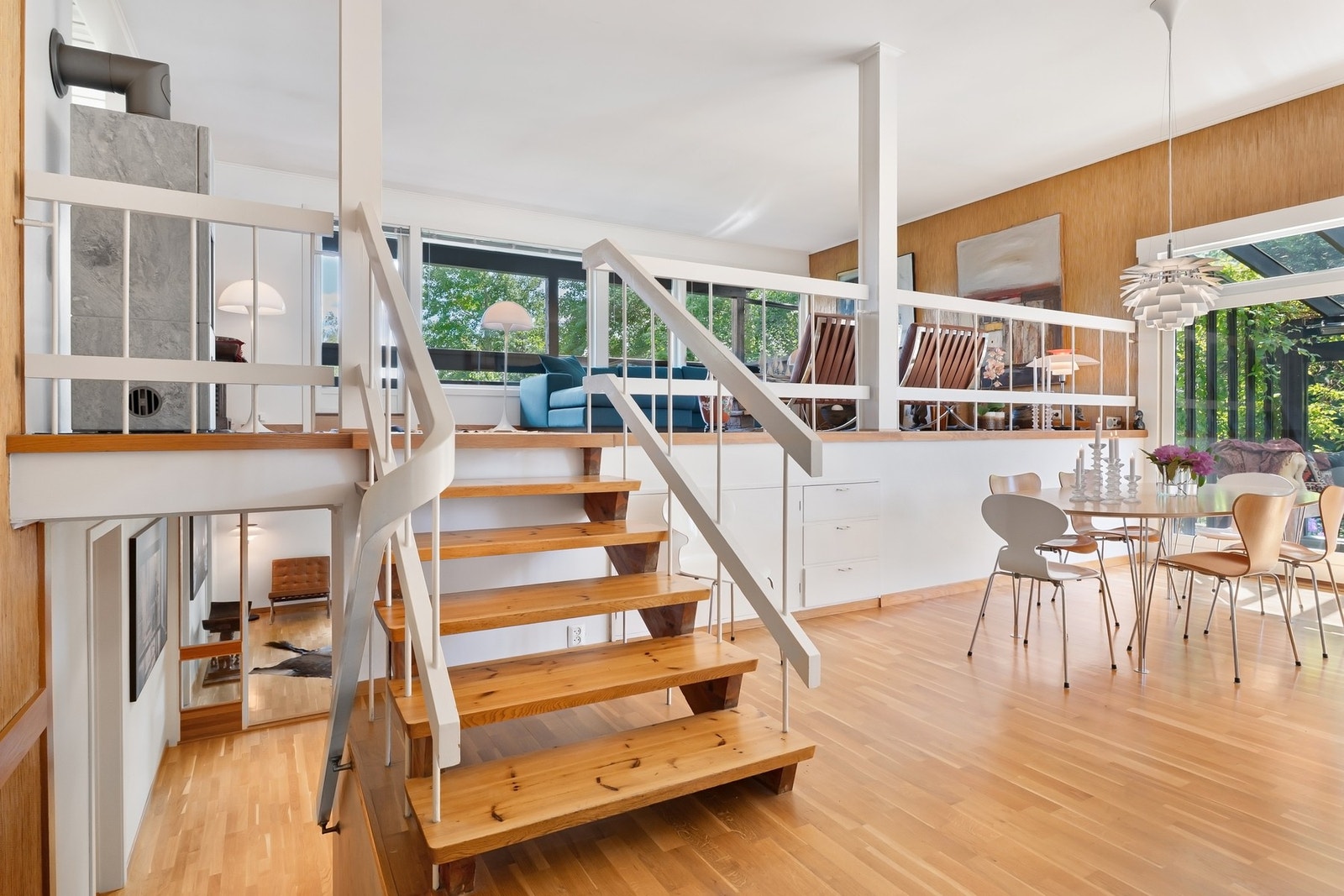 Lyst og luftig rom med åpen løsning, store vinduer og trapp til øvre etasje. Galleribilde
