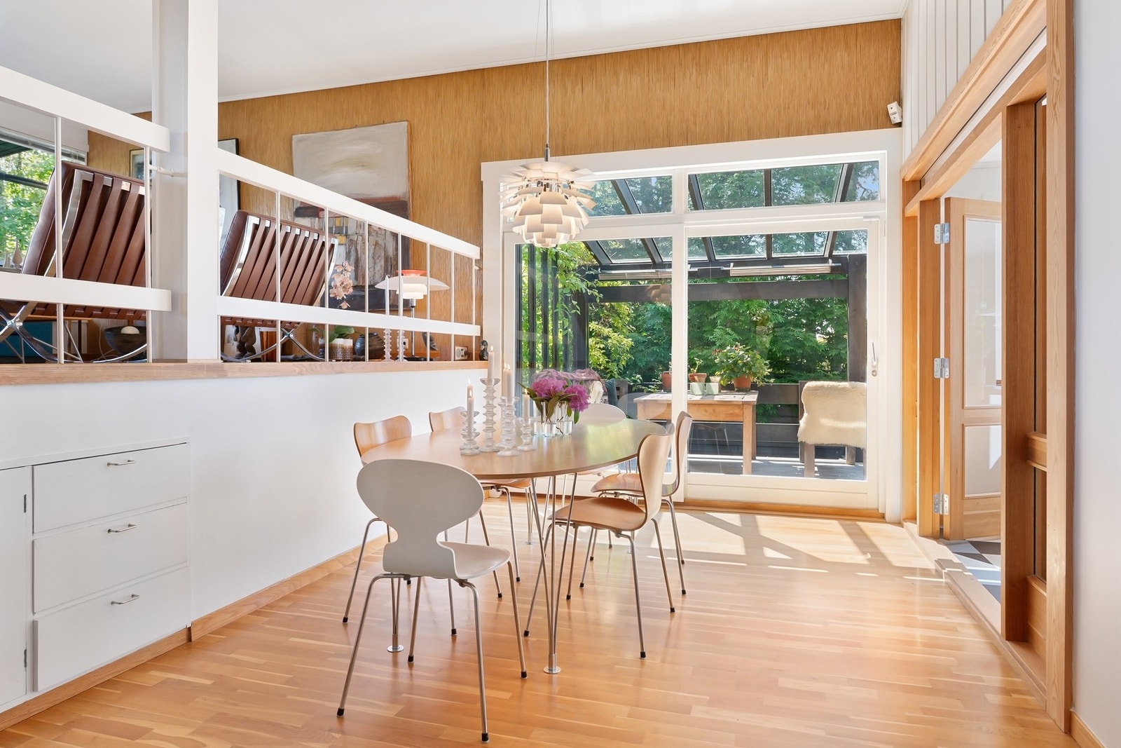 Spisestue med store vinduer, lysinnslipp og utsikt til hagen. Galleribilde